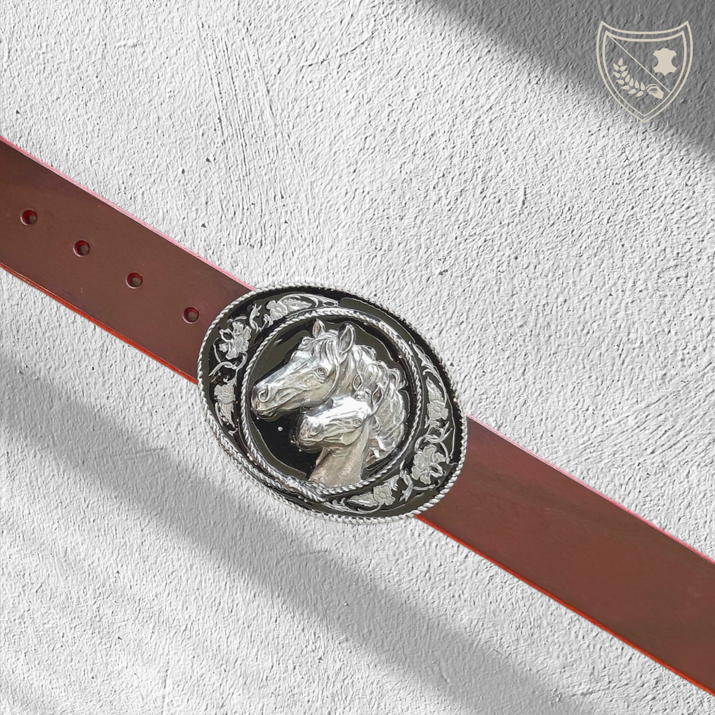 Ceinture cuir végétal couleur victoria avec boucle de ceinture West Spirit, ovale argentée, fond noir laqué, chevaux sculptés et motifs floraux, style western, fermoir fiable pour confort et maintien.