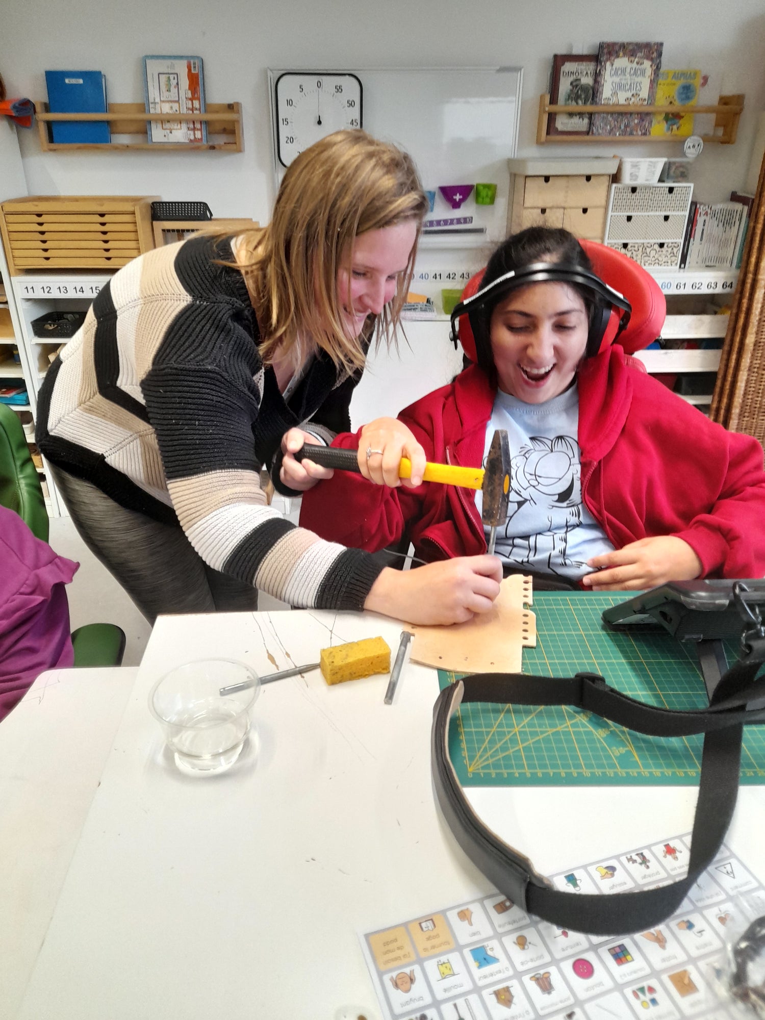 photo d'un atelier à l'Escalpade ou nous marquons le cuir grâce à des motifs