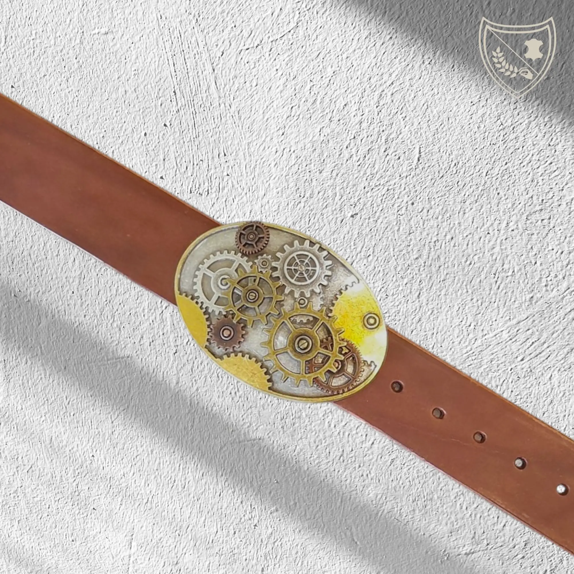 Ceinture couleur havana avec boucle de ceinture Steamgear en métal vieilli, engrenages en relief, style rétro‑futuriste steampunk, fermoir fiable pour confort et maintien 