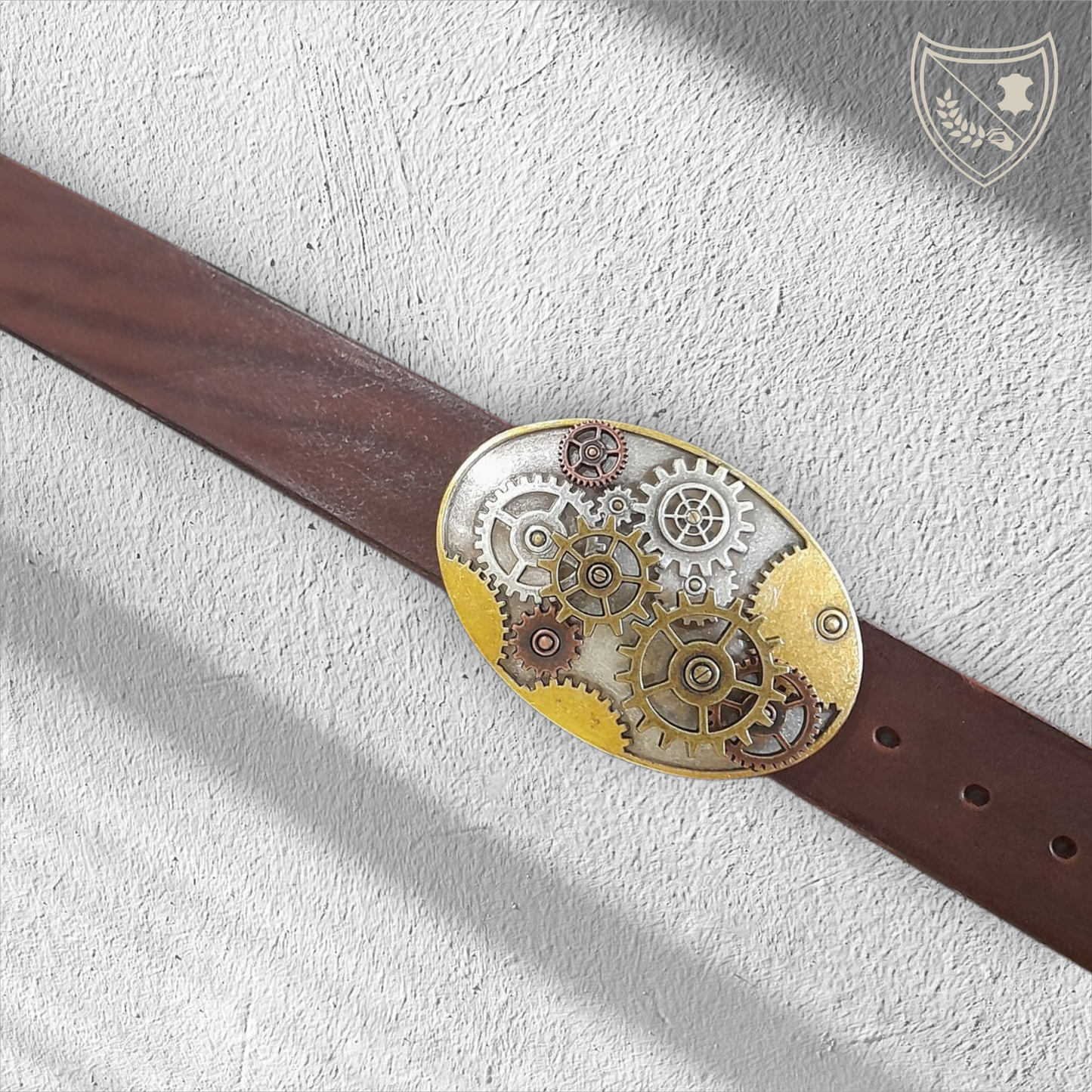 Ceinture couleur chocolat avec boucle de ceinture Steamgear en métal vieilli, engrenages en relief, style rétro‑futuriste steampunk, fermoir fiable pour confort et maintien 