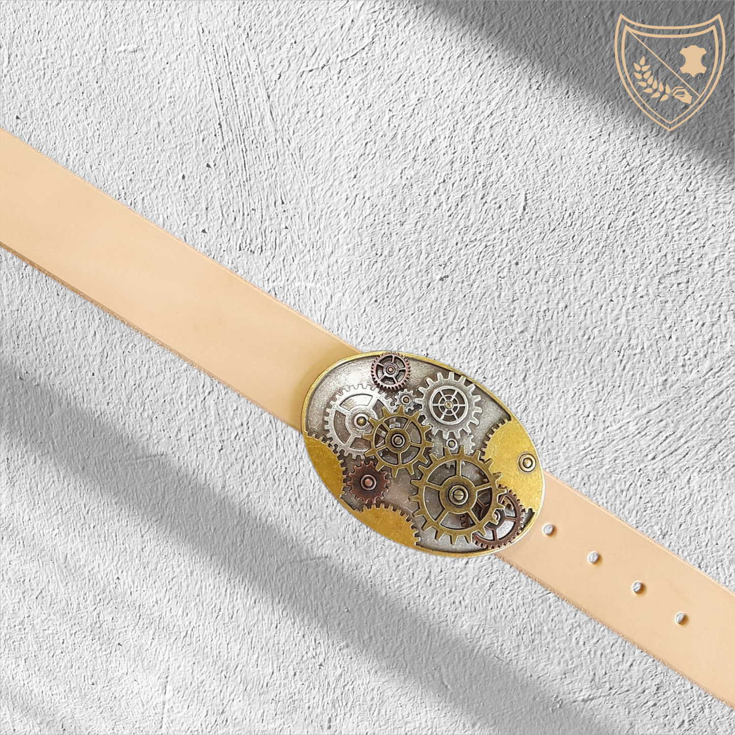 Ceinture couleur naturelle avec boucle de ceinture Steamgear en métal vieilli, engrenages en relief, style rétro‑futuriste steampunk, fermoir fiable pour confort et maintien 