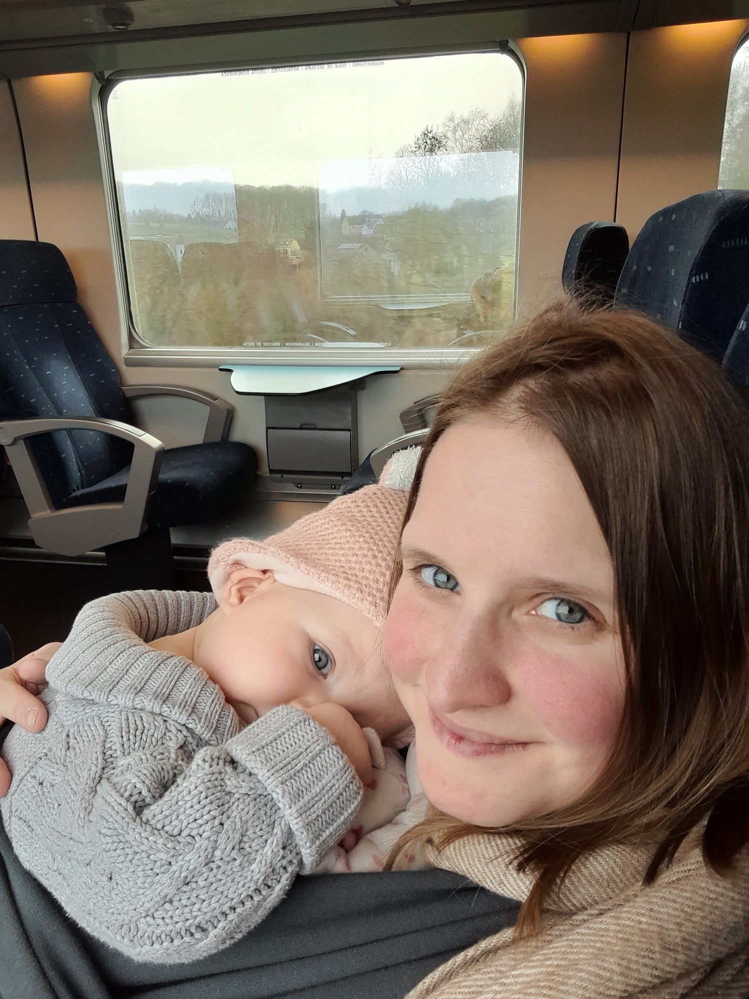 photo de moi et ma fille dans un train, heureuse, sereine, confiante en l'avenir