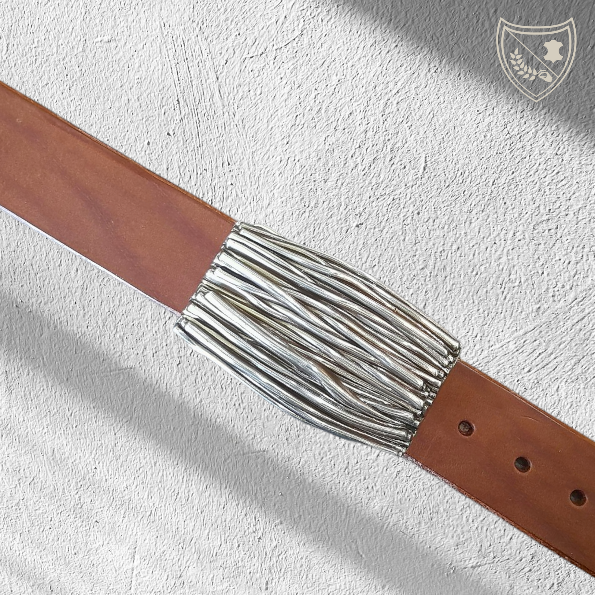 Ceinture cuir végétal couleur havana avec boucle de ceinture Entrelacs, fils d’acier entrelacés, finition argentée sophistiquée, allure distinctive inspirée de l’art contemporain, fermoir fiable pour confort et maintien