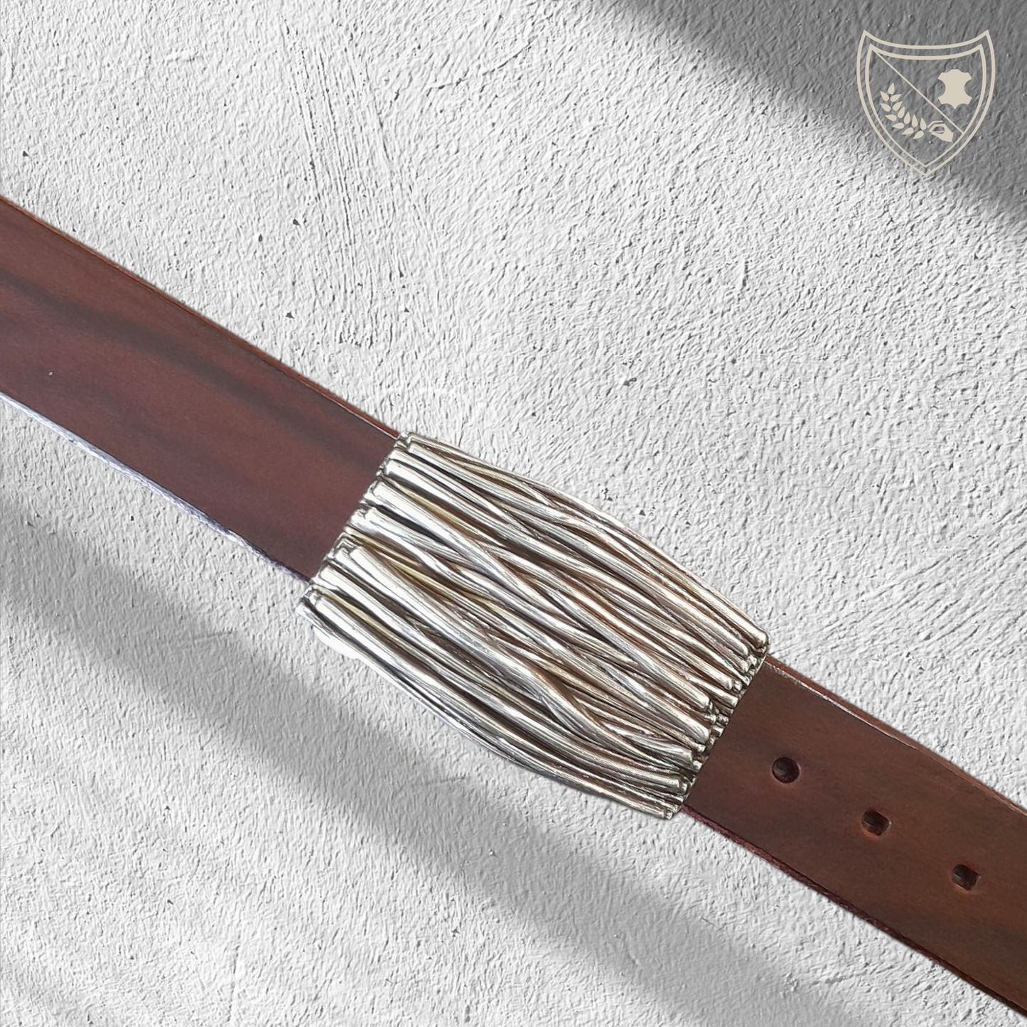 Ceinture cuir végétal couleur chocolat  avec boucle de ceinture Entrelacs, fils d’acier entrelacés, finition argentée sophistiquée, allure distinctive inspirée de l’art contemporain, fermoir fiable pour confort et maintien