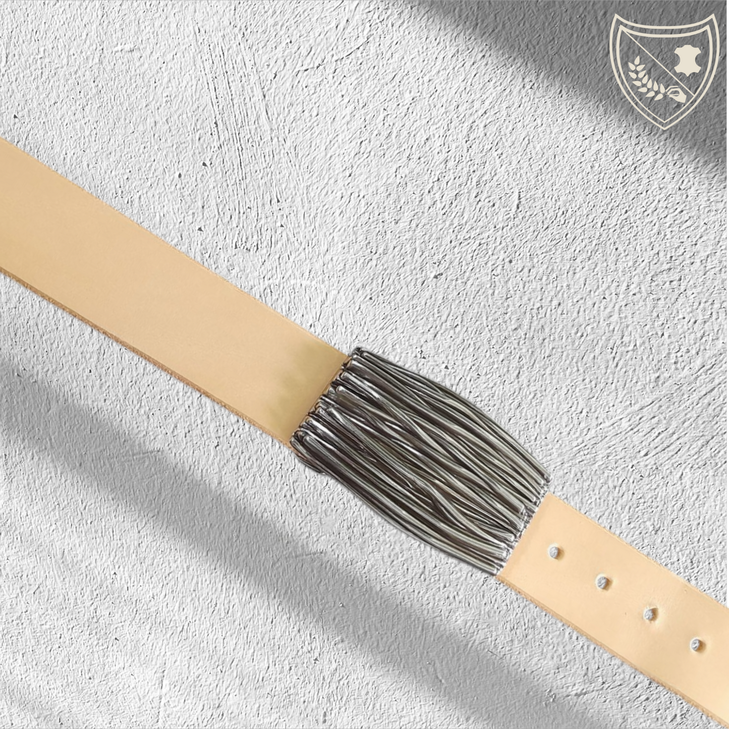 Ceinture cuir végétal couleur naturelle avec boucle de ceinture Entrelacs, fils d’acier entrelacés, finition argentée sophistiquée, allure distinctive inspirée de l’art contemporain, fermoir fiable pour confort et maintien