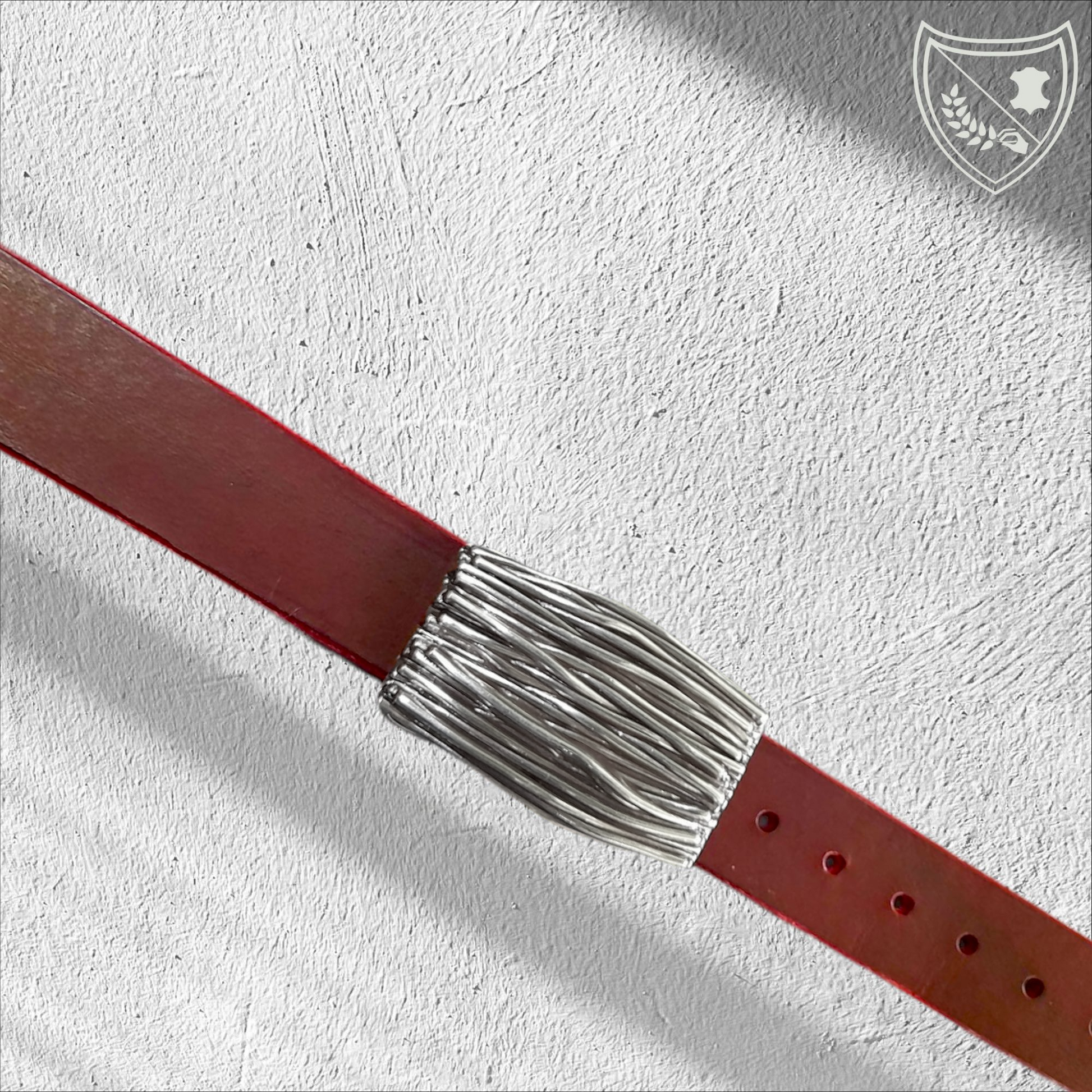 Ceinture cuir végétal couleur victoria avec boucle de ceinture Entrelacs, fils d’acier entrelacés, finition argentée sophistiquée, allure distinctive inspirée de l’art contemporain, fermoir fiable pour confort et maintien