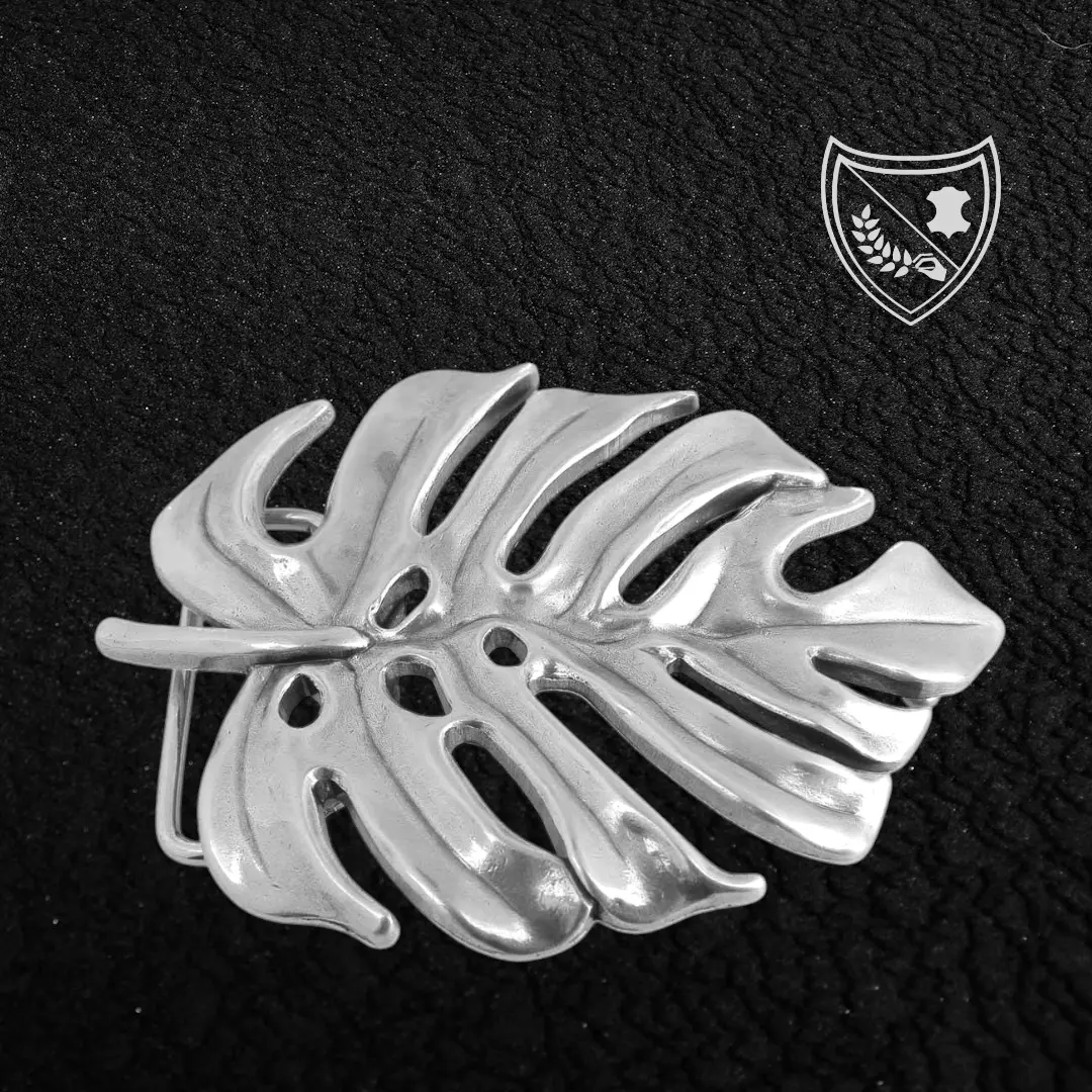 Boucle de ceinture Monstera en métal argenté, feuille ajourée au design organique, élégante et affirmée, fermoir fiable pour confort et maintien.