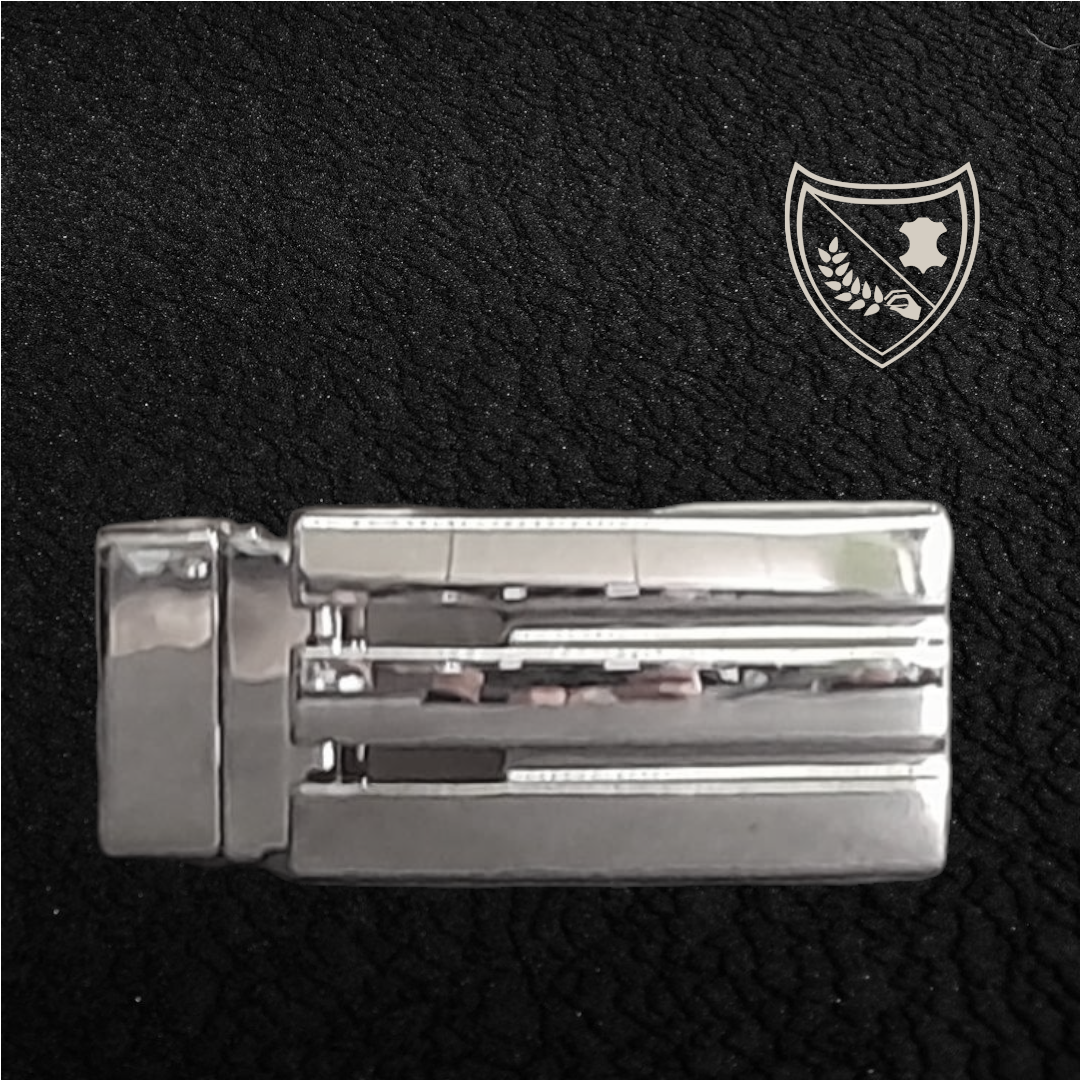 Boucle de ceinture chromée Minimalist Touch, look futuriste, lignes rigoureuses, fermoir innovant pour confort et maintien vue de face