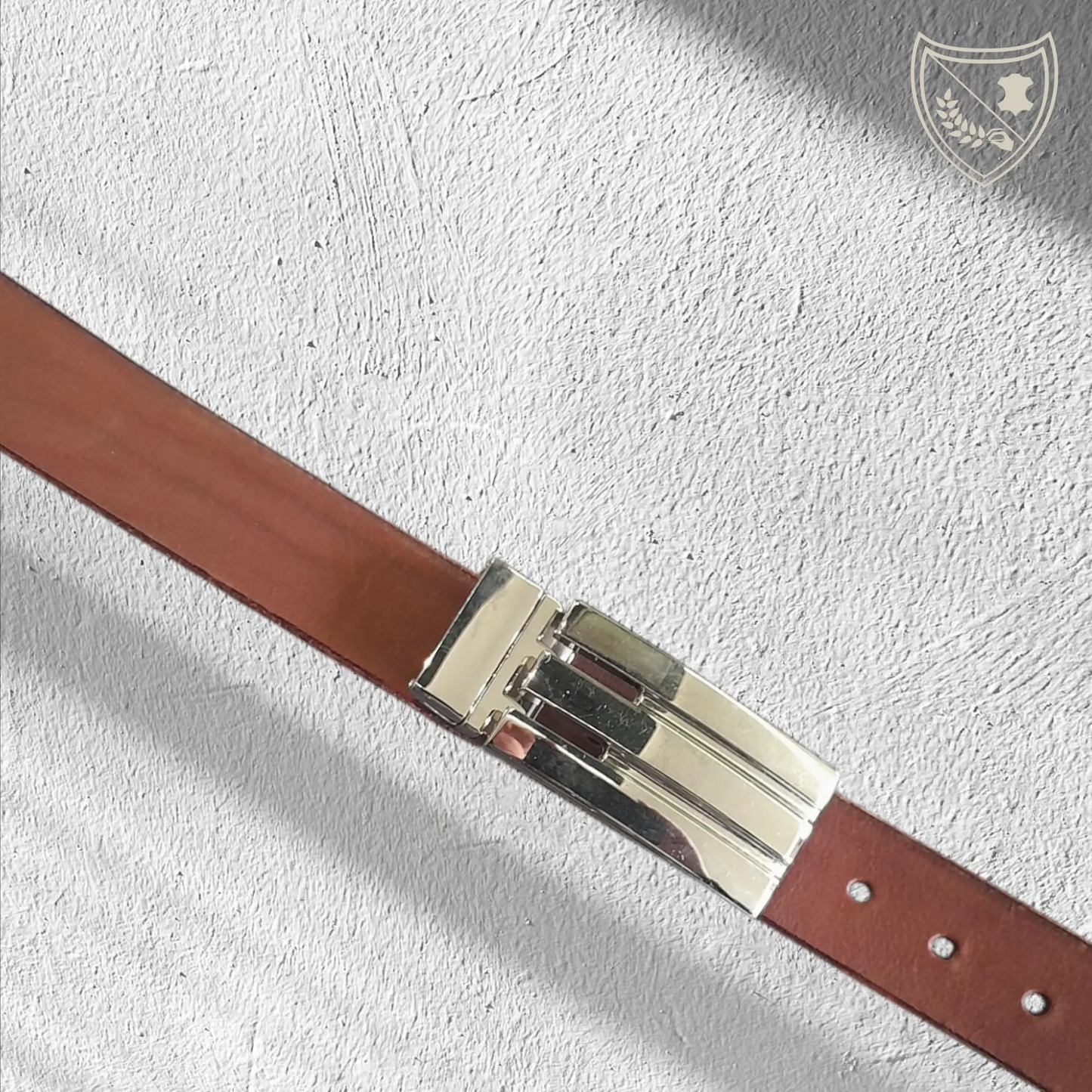 Ceinture couleur havana avec boucle de ceinture chromée Minimalist Touch, look futuriste, lignes rigoureuses, fermoir innovant pour confort et maintien 