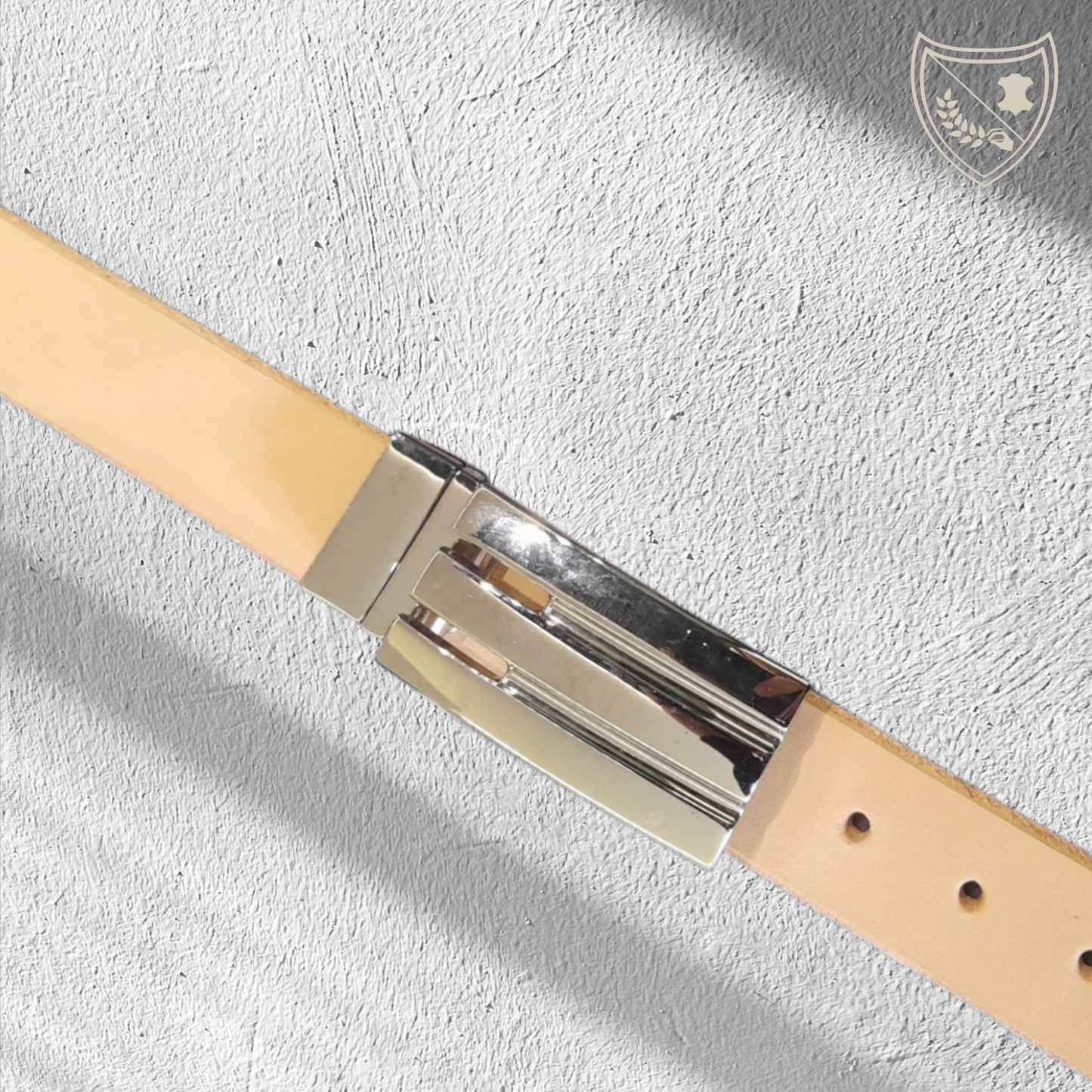 Ceinture couleur naturelle avec boucle de ceinture chromée Minimalist Touch, look futuriste, lignes rigoureuses, fermoir innovant pour confort et maintien 