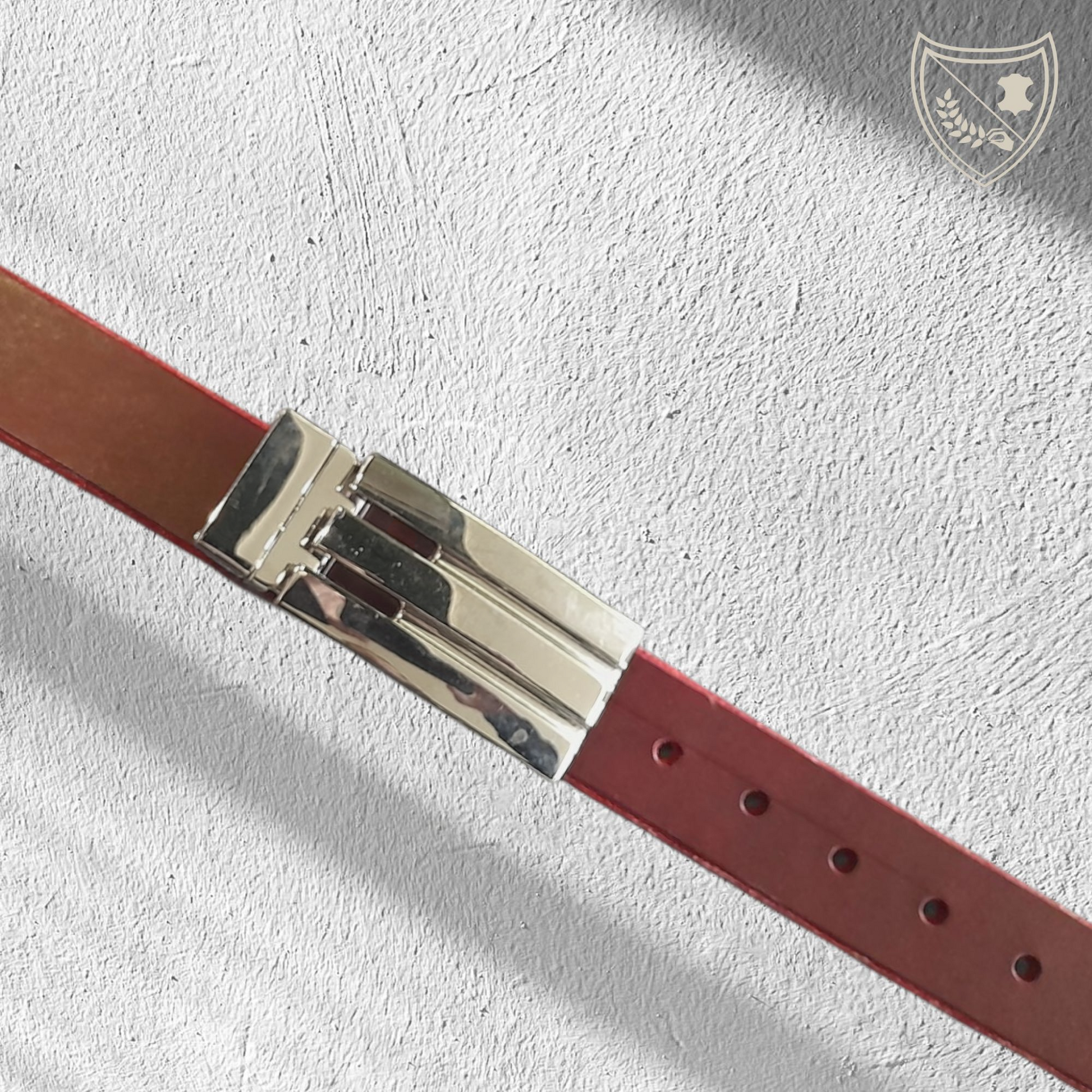 Ceinture couleur victoria avec boucle de ceinture chromée Minimalist Touch, look futuriste, lignes rigoureuses, fermoir innovant pour confort et maintien 