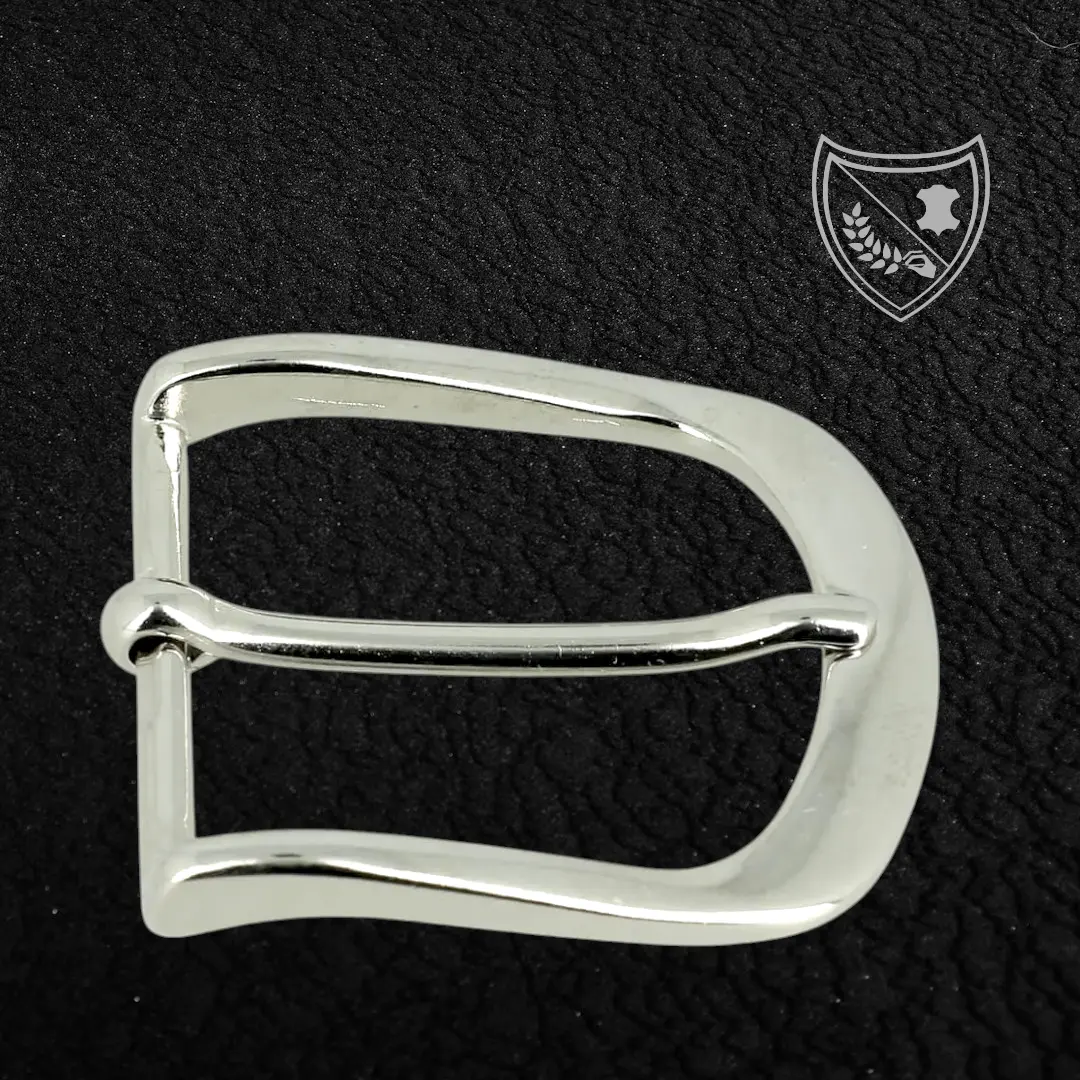 Boucle de ceinture Steel Elegance en métal argenté, design épuré à courbe subtile, légère mais robuste pour une allure sophistiquée, fermoir fiable pour confort et maintien