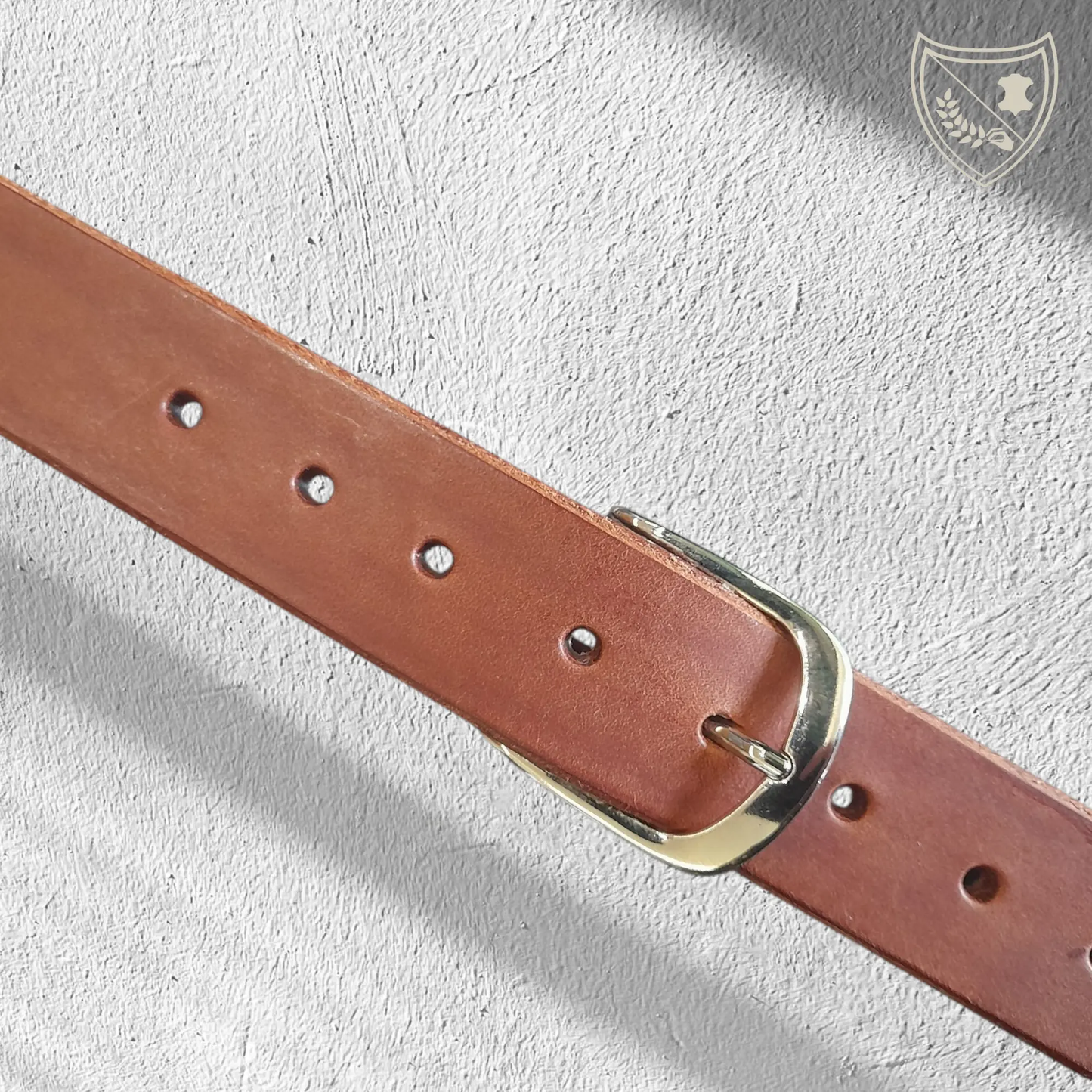 Ceinture cuir végétal couleur havana avec boucle de ceinture Steel Elegance en métal argenté, design épuré à courbe subtile, légère mais robuste pour une allure sophistiquée, fermoir fiable pour confort et maintien
