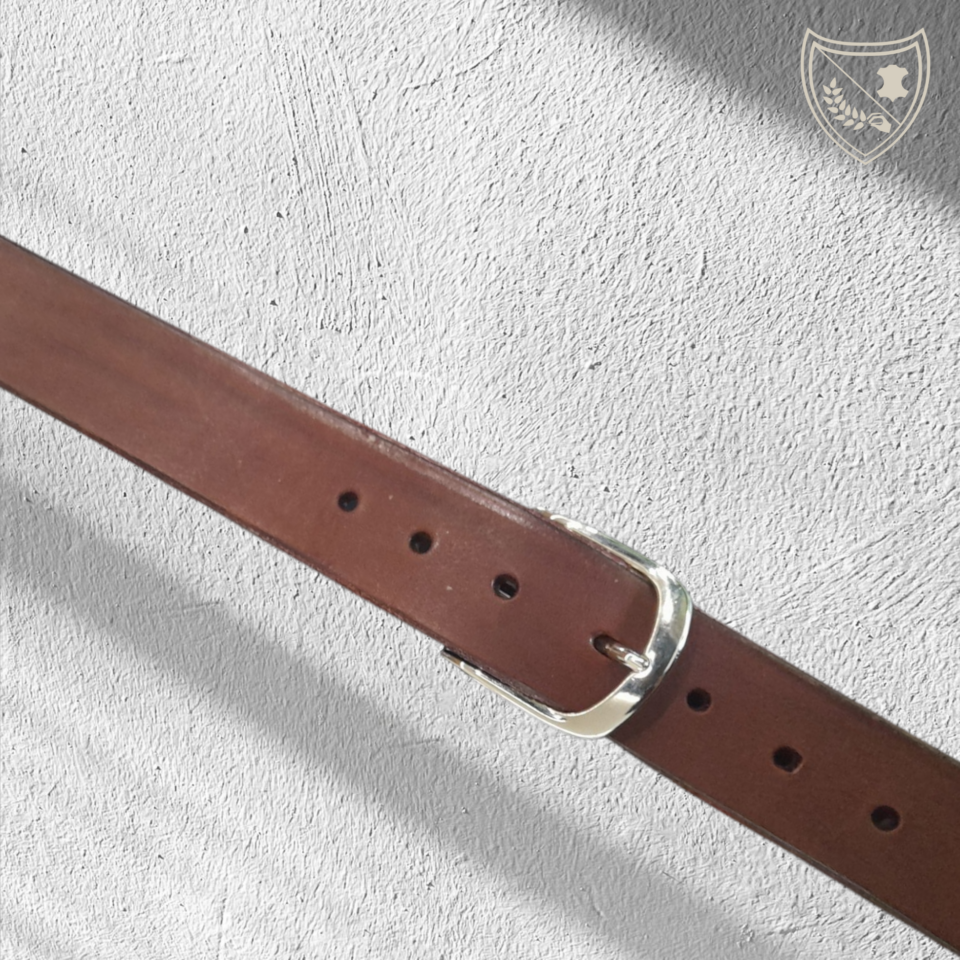 Ceinture cuir végétal couleur chocolat avec boucle de ceinture Steel Elegance en métal argenté, design épuré à courbe subtile, légère mais robuste pour une allure sophistiquée, fermoir fiable pour confort et maintien
