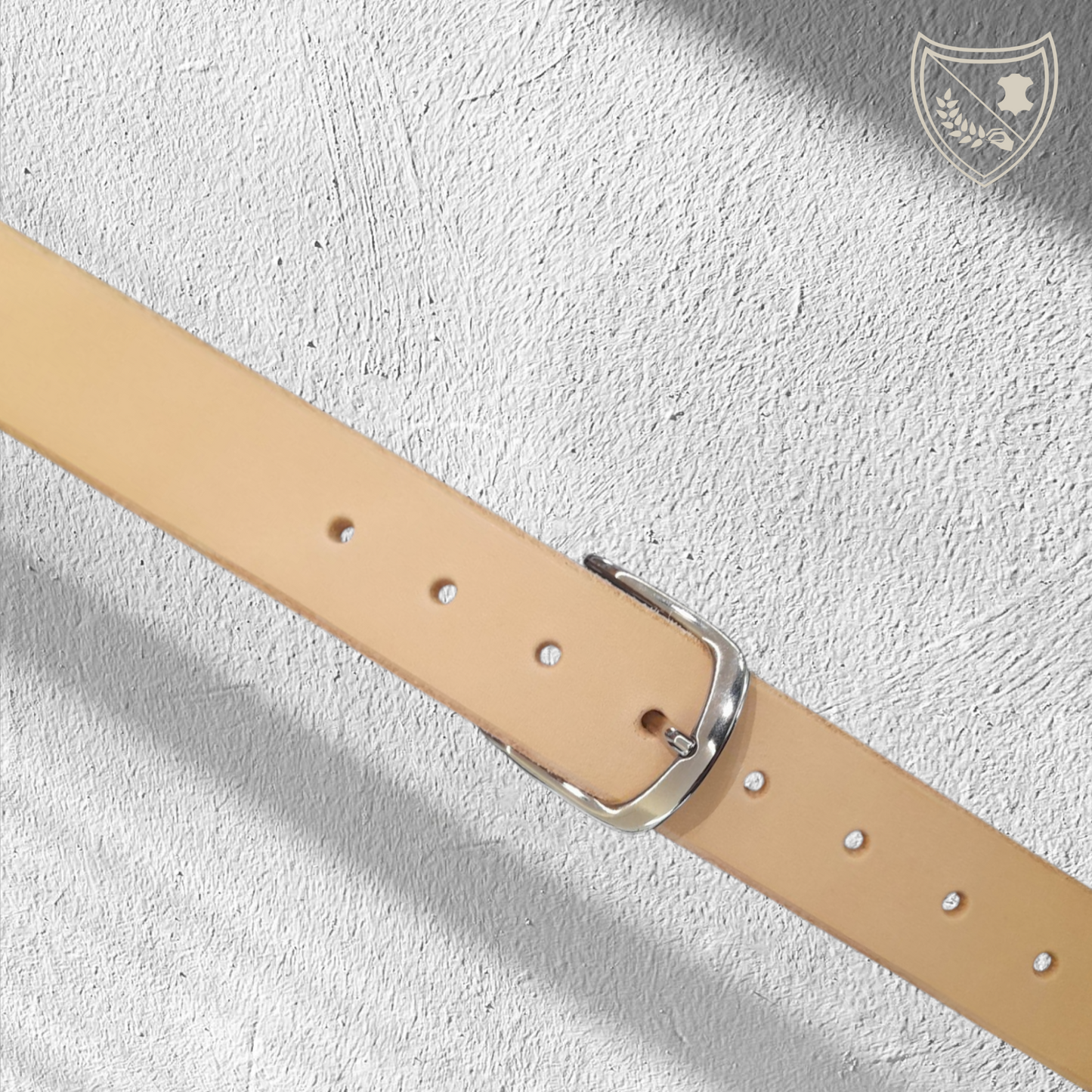 Ceinture cuir végétal couleur naturelle avec boucle de ceinture Steel Elegance en métal argenté, design épuré à courbe subtile, légère mais robuste pour une allure sophistiquée, fermoir fiable pour confort et maintien