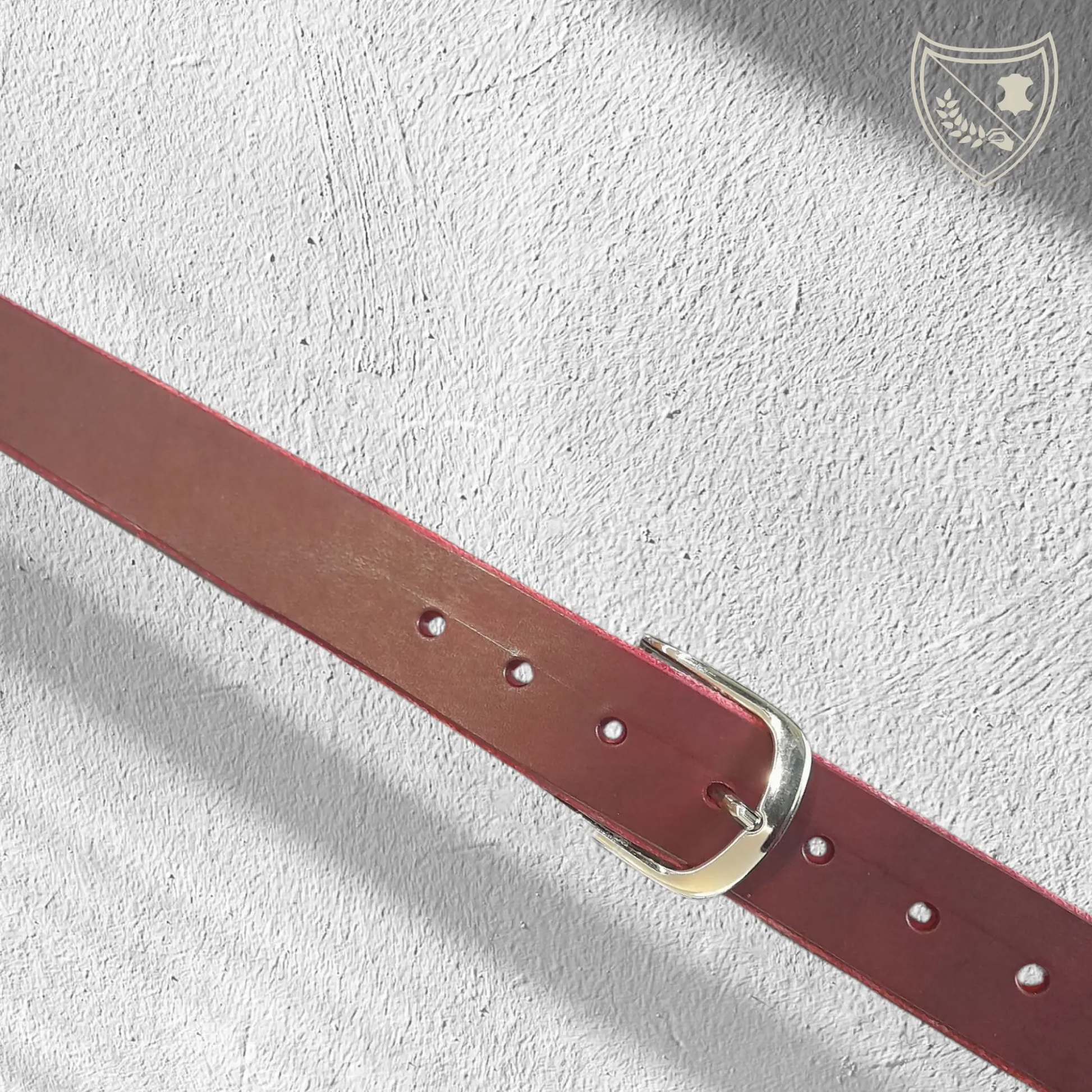 Ceinture cuir végétal couleur victoria avec boucle de ceinture Steel Elegance en métal argenté, design épuré à courbe subtile, légère mais robuste pour une allure sophistiquée, fermoir fiable pour confort et maintien