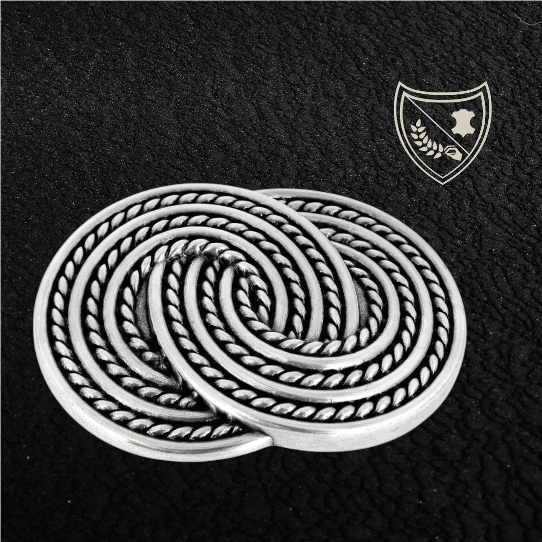 Boucle de ceinture Nœud des Ancêtres, entrelacs celtiques intemporels en argent effet corde, élégance circulaire, pièce de caractère, fermoir fiable pour confort et maintien vue de face 