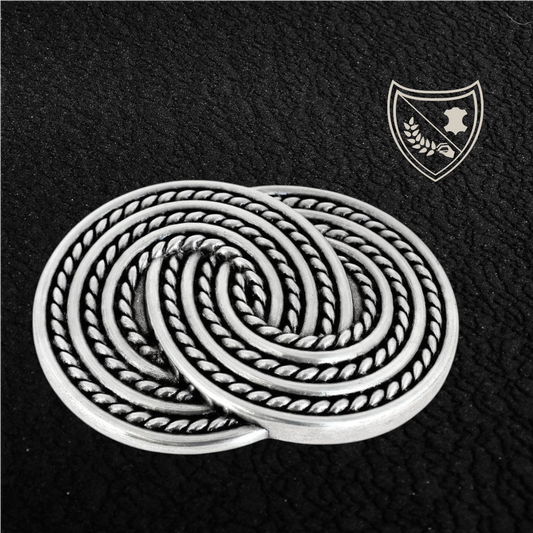 Boucle de ceinture Nœud des Ancêtres, entrelacs celtiques intemporels en argent effet corde, élégance circulaire, pièce de caractère, fermoir fiable pour confort et maintien vue de face 