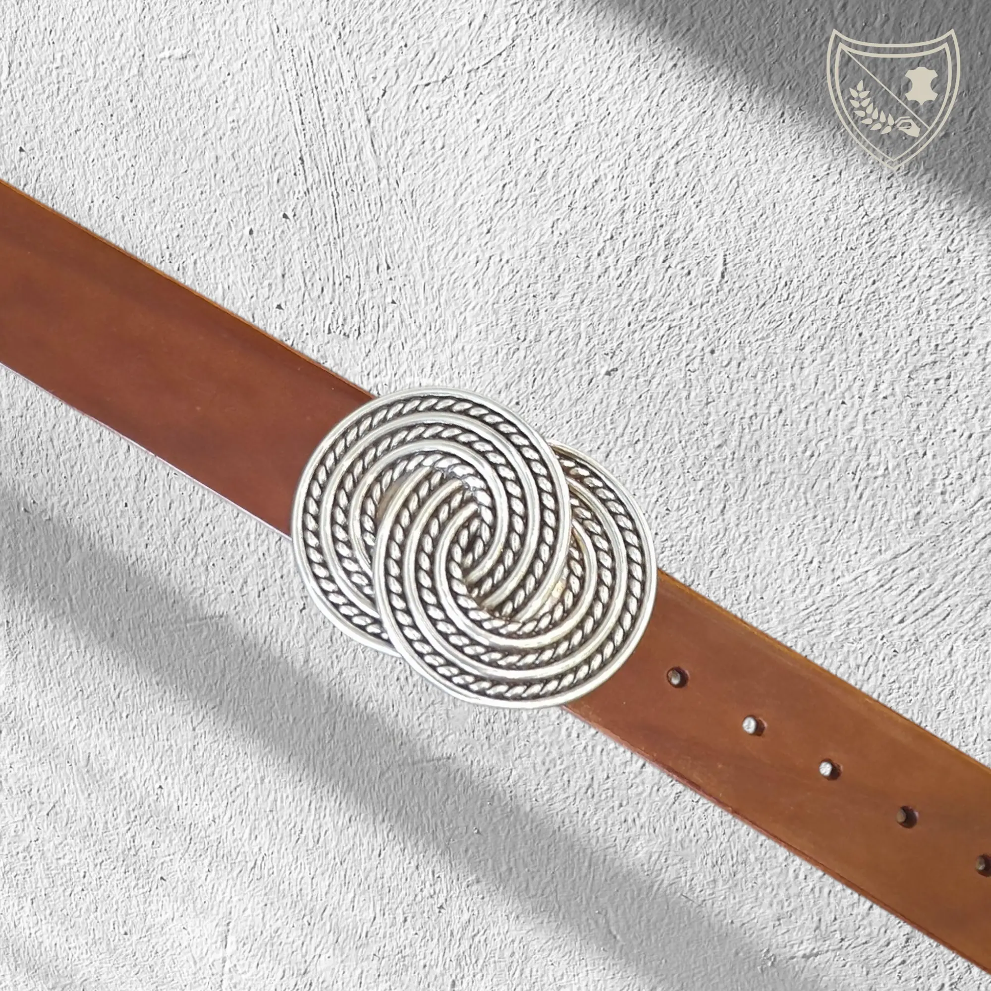 Ceinture cuir végétal couleur havana avec boucle de ceinture Nœud des Ancêtres, entrelacs celtiques intemporels en argent effet corde, élégance circulaire, pièce de caractère, fermoir fiable pour confort et maintien