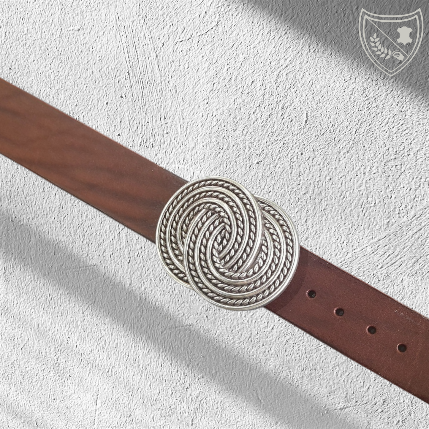 Ceinture cuir végétal couleur chocolat avec boucle de ceinture Nœud des Ancêtres, entrelacs celtiques intemporels en argent effet corde, élégance circulaire, pièce de caractère, fermoir fiable pour confort et maintien