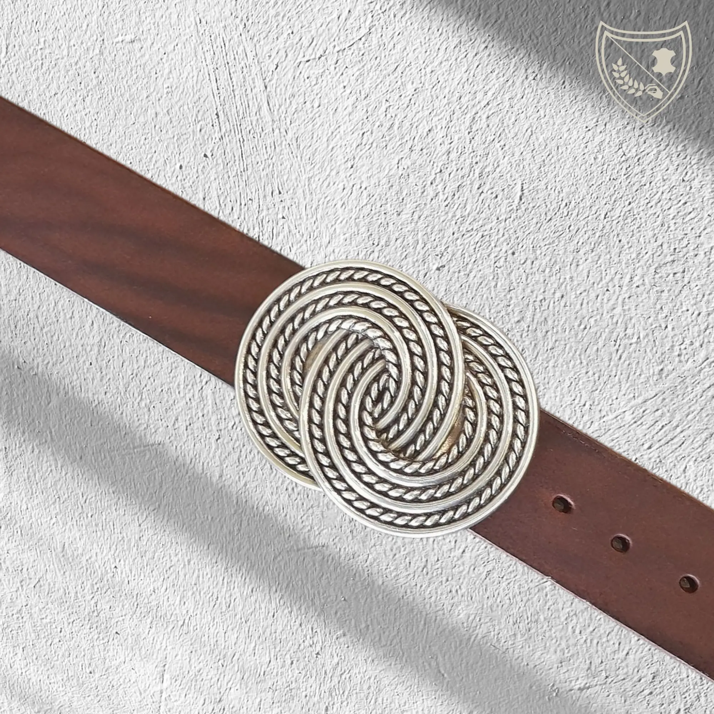 Ceinture cuir végétal couleur chocolat avec boucle de ceinture Nœud des Ancêtres, entrelacs celtiques intemporels en argent effet corde, élégance circulaire, pièce de caractère, fermoir fiable pour confort et maintien