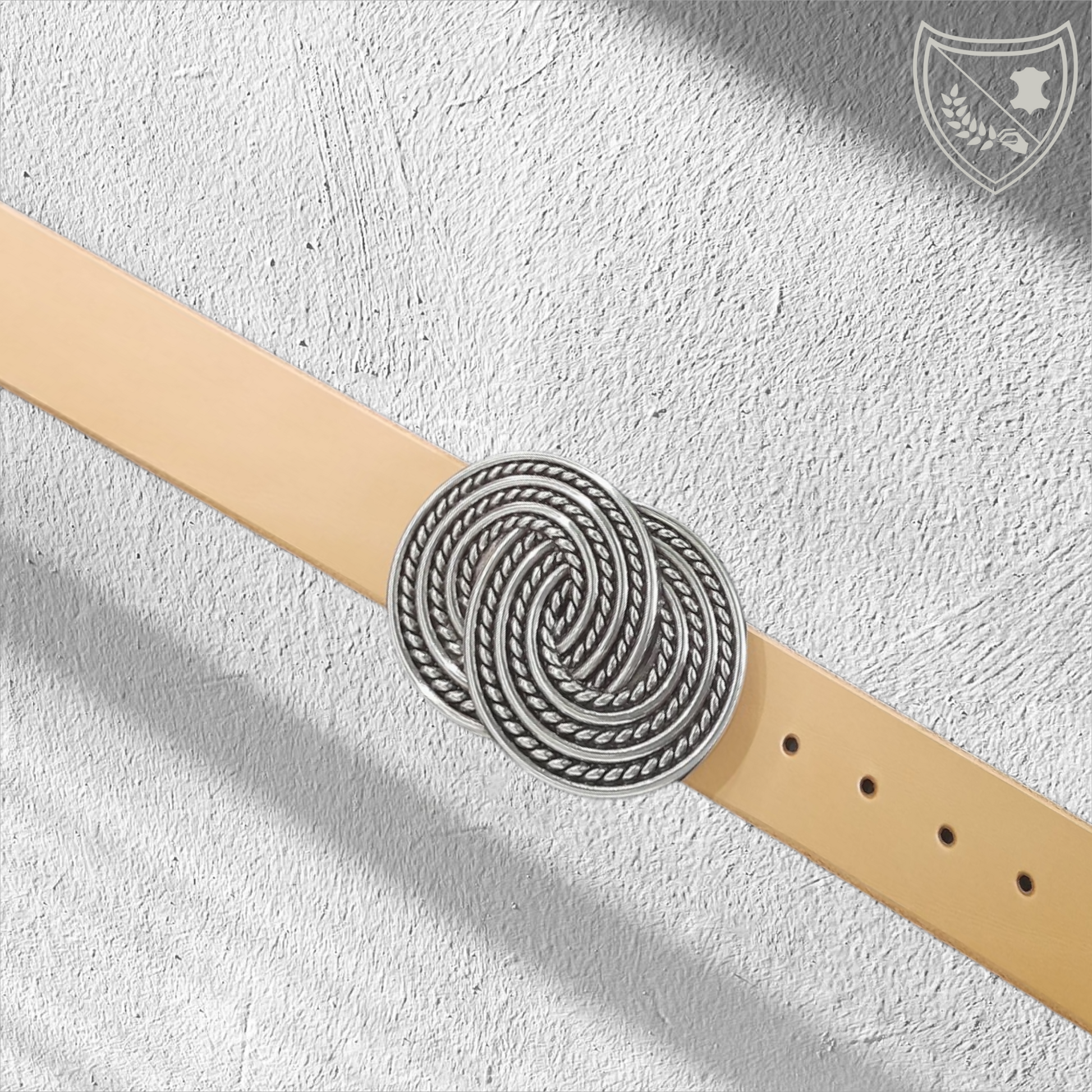 Ceinture cuir végétal couleur naturelle avec boucle de ceinture Nœud des Ancêtres, entrelacs celtiques intemporels en argent effet corde, élégance circulaire, pièce de caractère, fermoir fiable pour confort et maintien