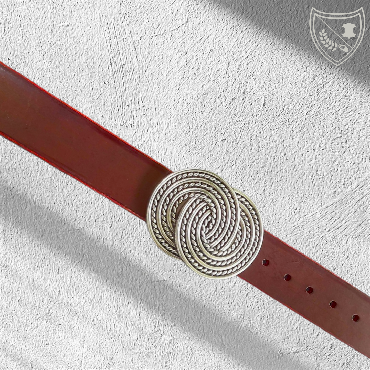 Ceinture cuir végétal couleur victoria avec boucle de ceinture Nœud des Ancêtres, entrelacs celtiques intemporels en argent effet corde, élégance circulaire, pièce de caractère, fermoir fiable pour confort et maintien