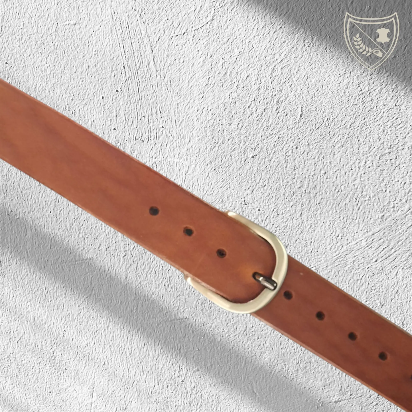 Ceinture cuir végétal couleur havana avec boucle de ceinture Urban Steel, finition canon de fusil, design épuré pour allure urbaine raffinée, robuste et précise, fermoir fiable pour durabilité et ajustement parfait du costume au casual