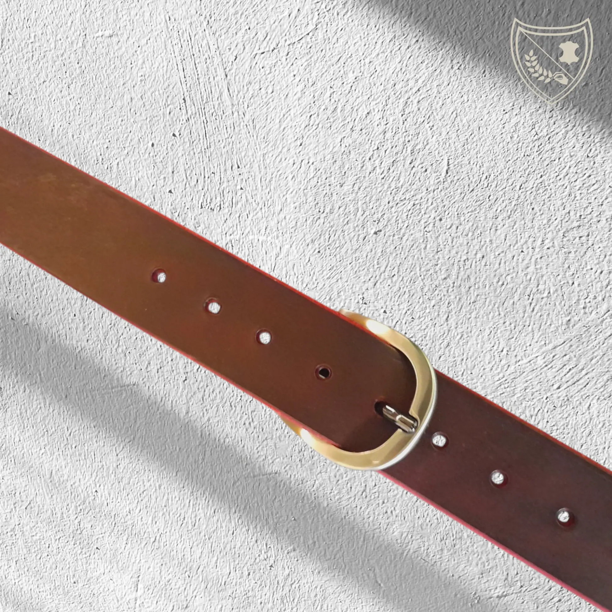 Ceinture cuir végétal couleur victoria avec boucle de ceinture Urban Steel, finition canon de fusil, design épuré pour allure urbaine raffinée, robuste et précise, fermoir fiable pour durabilité et ajustement parfait du costume au casual
