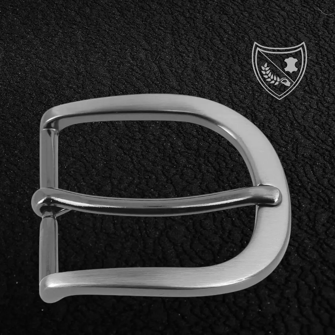 Boucle de ceinture Urban Steel, finition canon de fusil, design épuré pour allure urbaine raffinée, robuste et précise, fermoir fiable pour durabilité et ajustement parfait du costume au casual