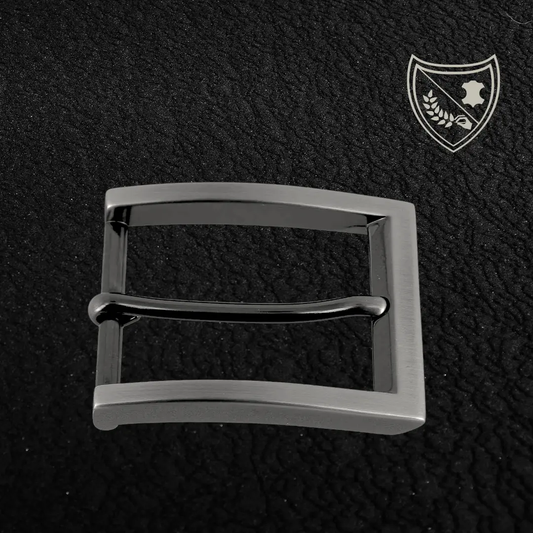 Boucle de ceinture Urban Edge, finition canon de fusil, design carré aux lignes nettes, style moderne et affirmé, métal robuste pour durabilité, fermoir fiable pour confort et maintien, formel ou casual