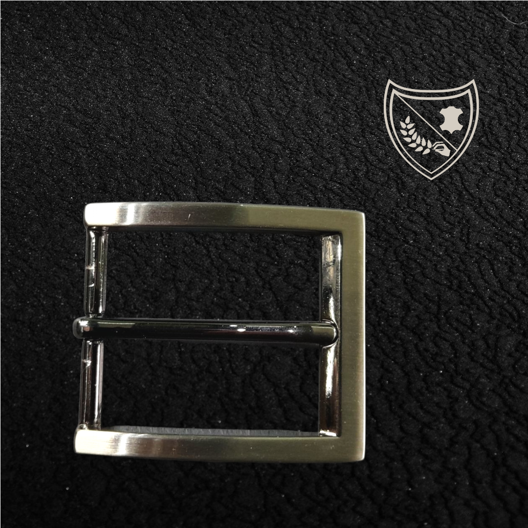 Boucle de ceinture Urban Edge, finition canon de fusil, design carré aux lignes nettes, style moderne et affirmé, métal robuste pour durabilité, fermoir fiable pour confort et maintien, formel ou casual