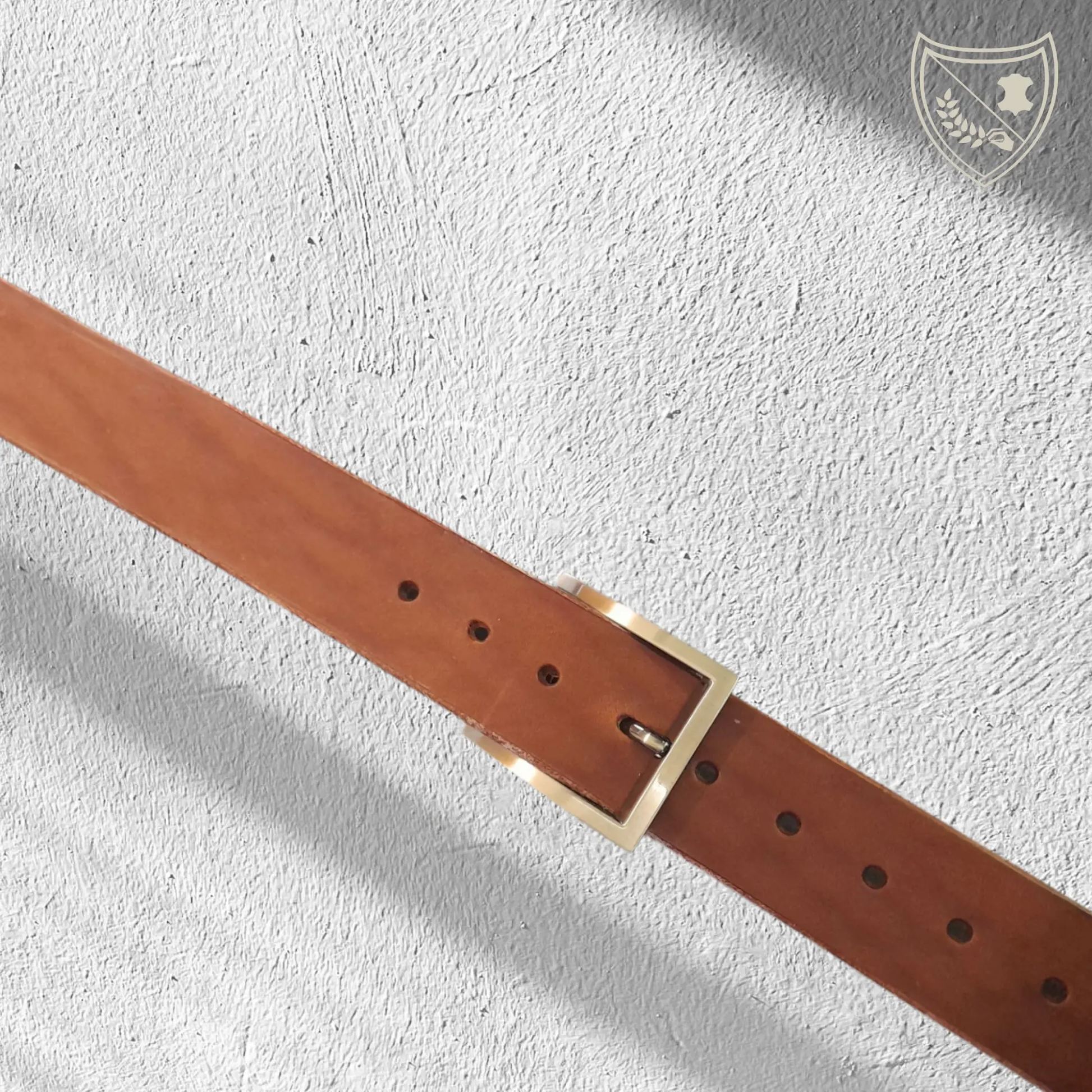 Ceinture cuir végétal couleur havana avec boucle de ceinture Urban Edge, finition canon de fusil, design carré aux lignes nettes, style moderne et affirmé, métal robuste pour durabilité, fermoir fiable pour confort et maintien, formel ou casual