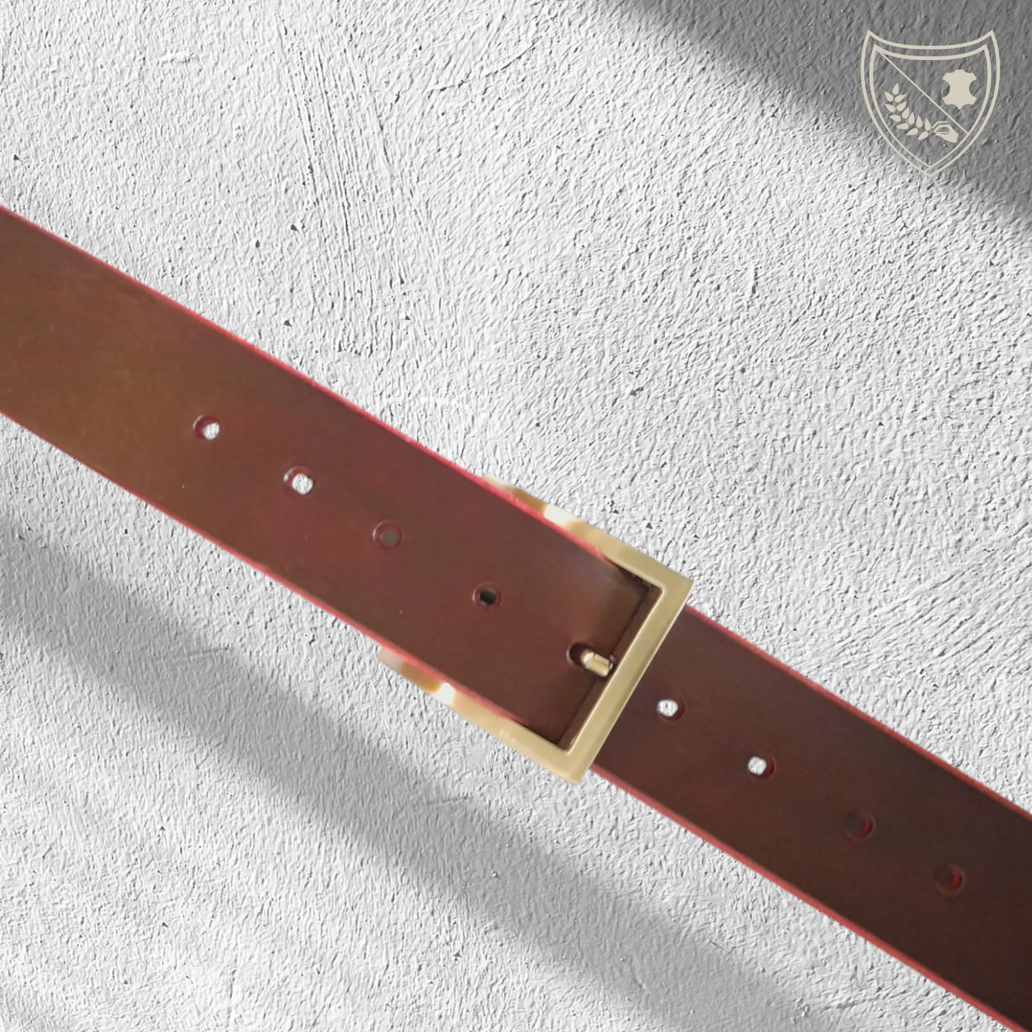 Ceinture cuir végétal couleur victoria avec boucle de ceinture Urban Edge, finition canon de fusil, design carré aux lignes nettes, style moderne et affirmé, métal robuste pour durabilité, fermoir fiable pour confort et maintien, formel ou casual