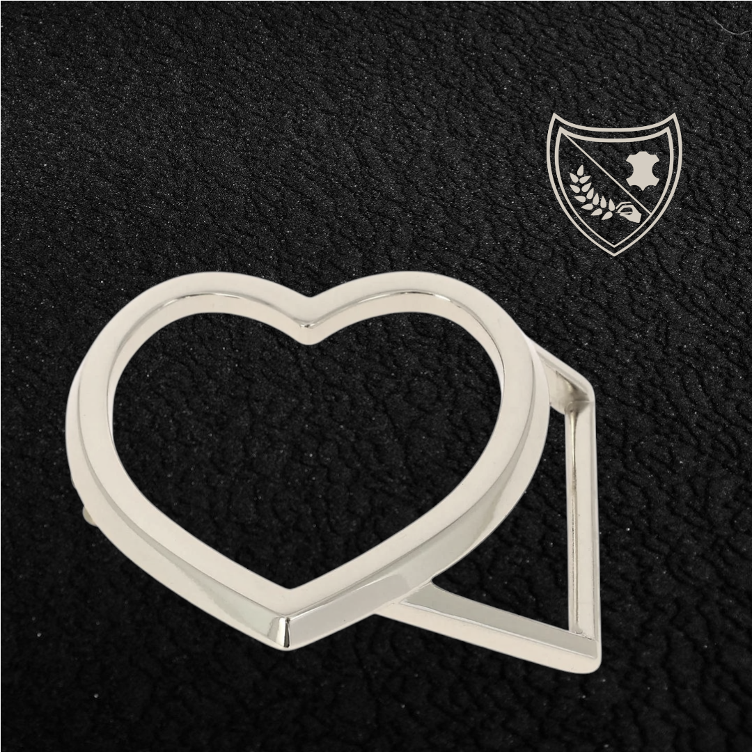 Boucle de ceinture Golden Love en métal doré, cœur épuré et lumineux, pièce délicate mais affirmée, fermoir fiable pour confort et maintien du quotidien aux moments d’exception vue de face