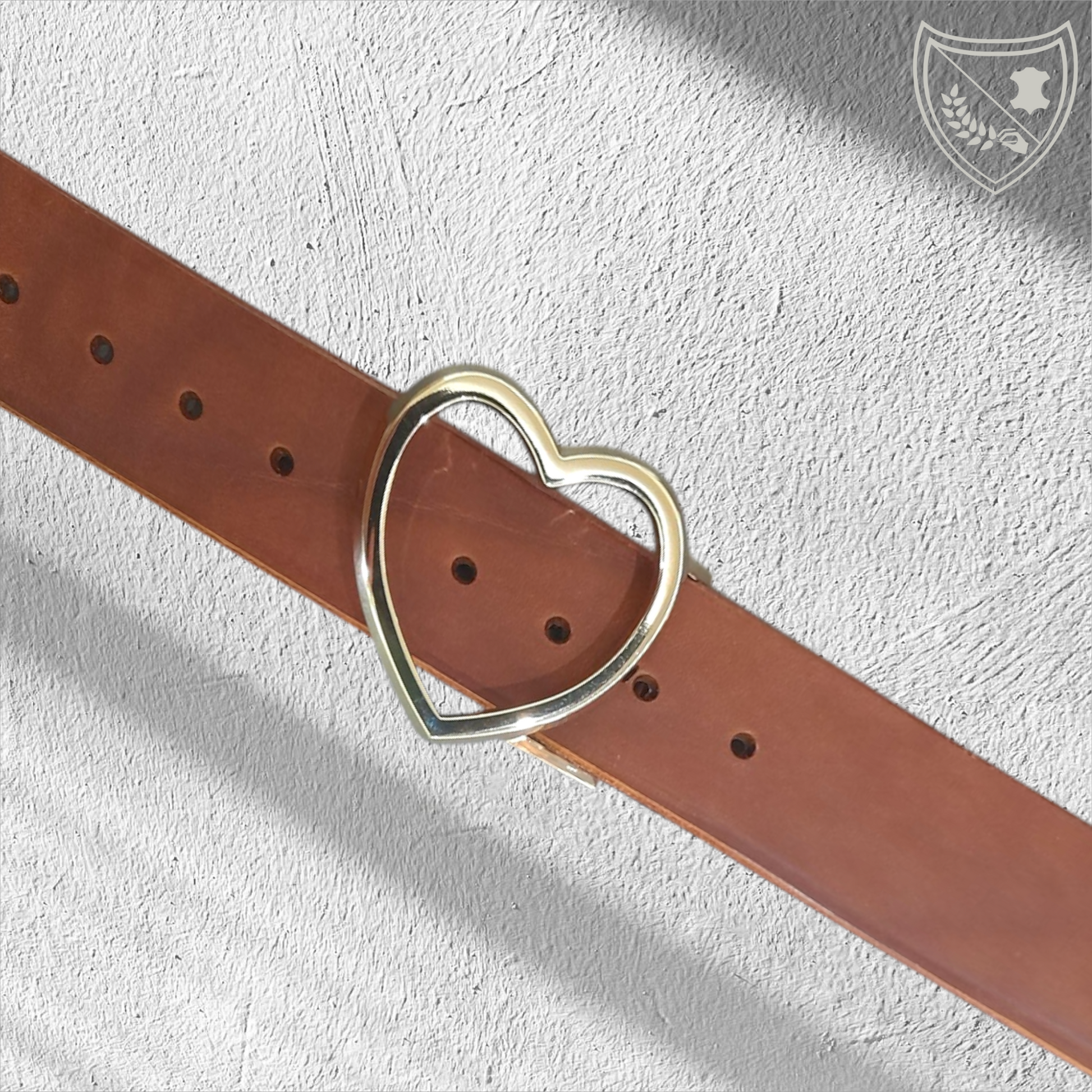 Ceinture cuir végétal couleur havana avec boucle de ceinture Golden Love en métal doré, cœur épuré et lumineux, pièce délicate mais affirmée, fermoir fiable pour confort et maintien du quotidien aux moments d’exception