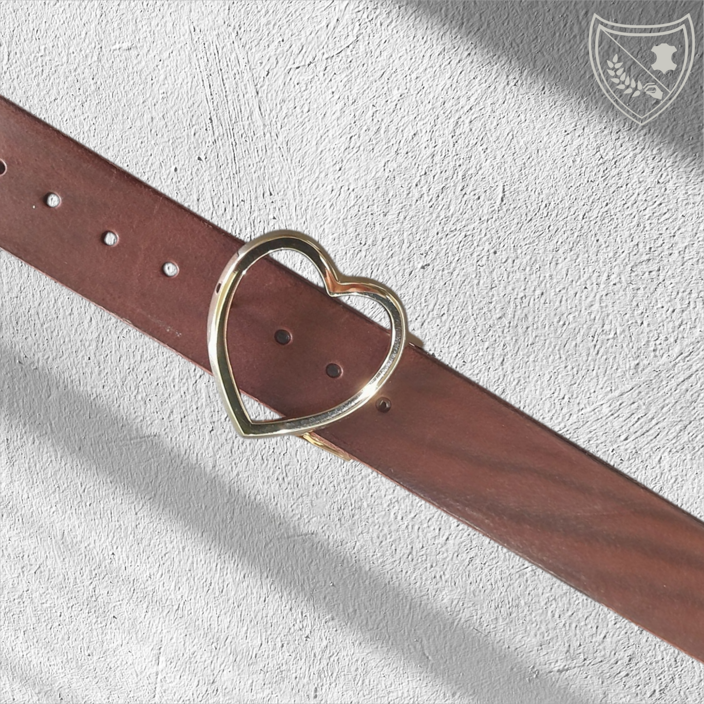 Ceinture cuir végétal couleur chocolat avec boucle de ceinture Golden Love en métal doré, cœur épuré et lumineux, pièce délicate mais affirmée, fermoir fiable pour confort et maintien du quotidien aux moments d’exception