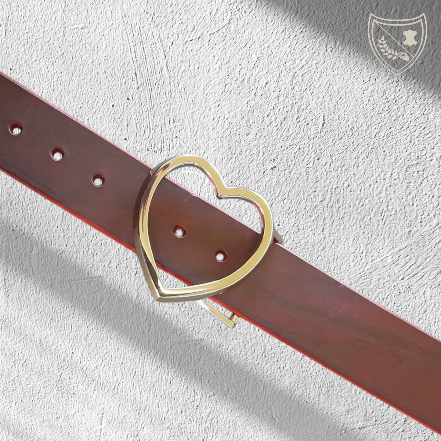 Ceinture cuir végétal couleur victoria avec boucle de ceinture Golden Love en métal doré, cœur épuré et lumineux, pièce délicate mais affirmée, fermoir fiable pour confort et maintien du quotidien aux moments d’exception