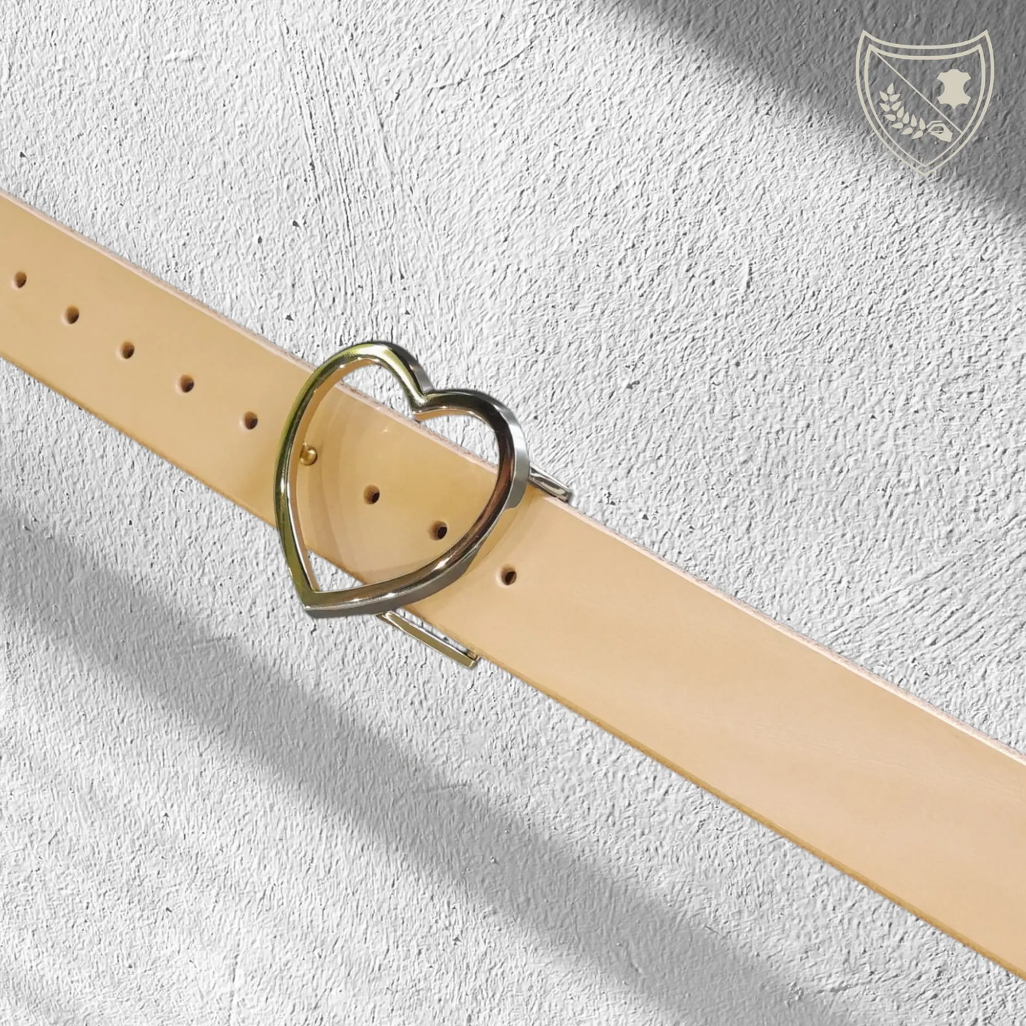 Ceinture cuir végétal couleur naturelle avec boucle de ceinture Golden Love en métal doré, cœur épuré et lumineux, pièce délicate mais affirmée, fermoir fiable pour confort et maintien du quotidien aux moments d’exception