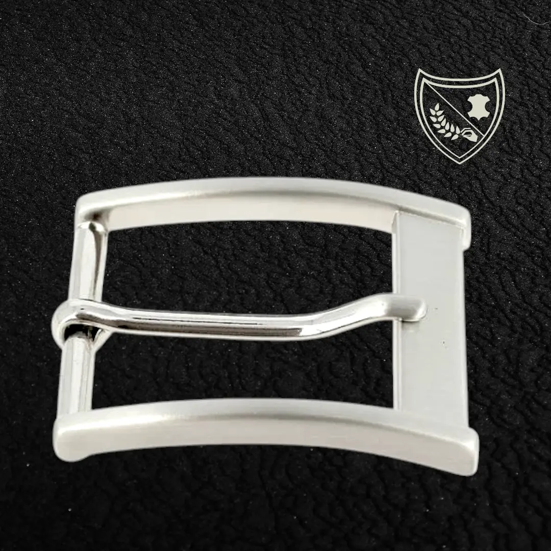 Boucle de ceinture Titanium Chic en métal premium argent satiné, design épuré à courbe subtile, légère et durable, fermoir fiable pour confort et maintien du bureau au week‑end. Vue de profile