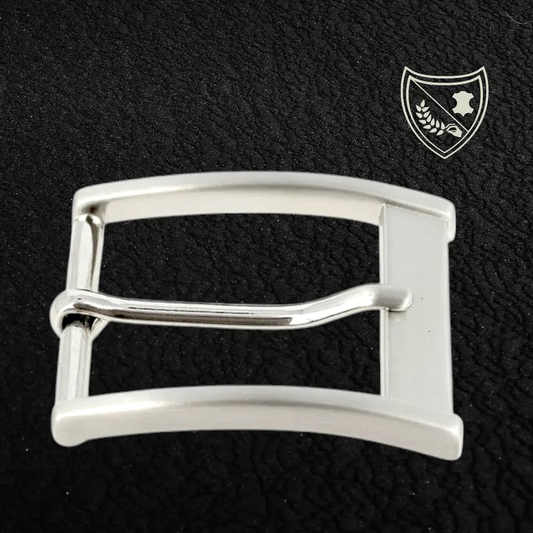 Boucle de ceinture Titanium Chic en métal premium argent satiné, design épuré à courbe subtile, légère et durable, fermoir fiable pour confort et maintien du bureau au week‑end. Vue de profile