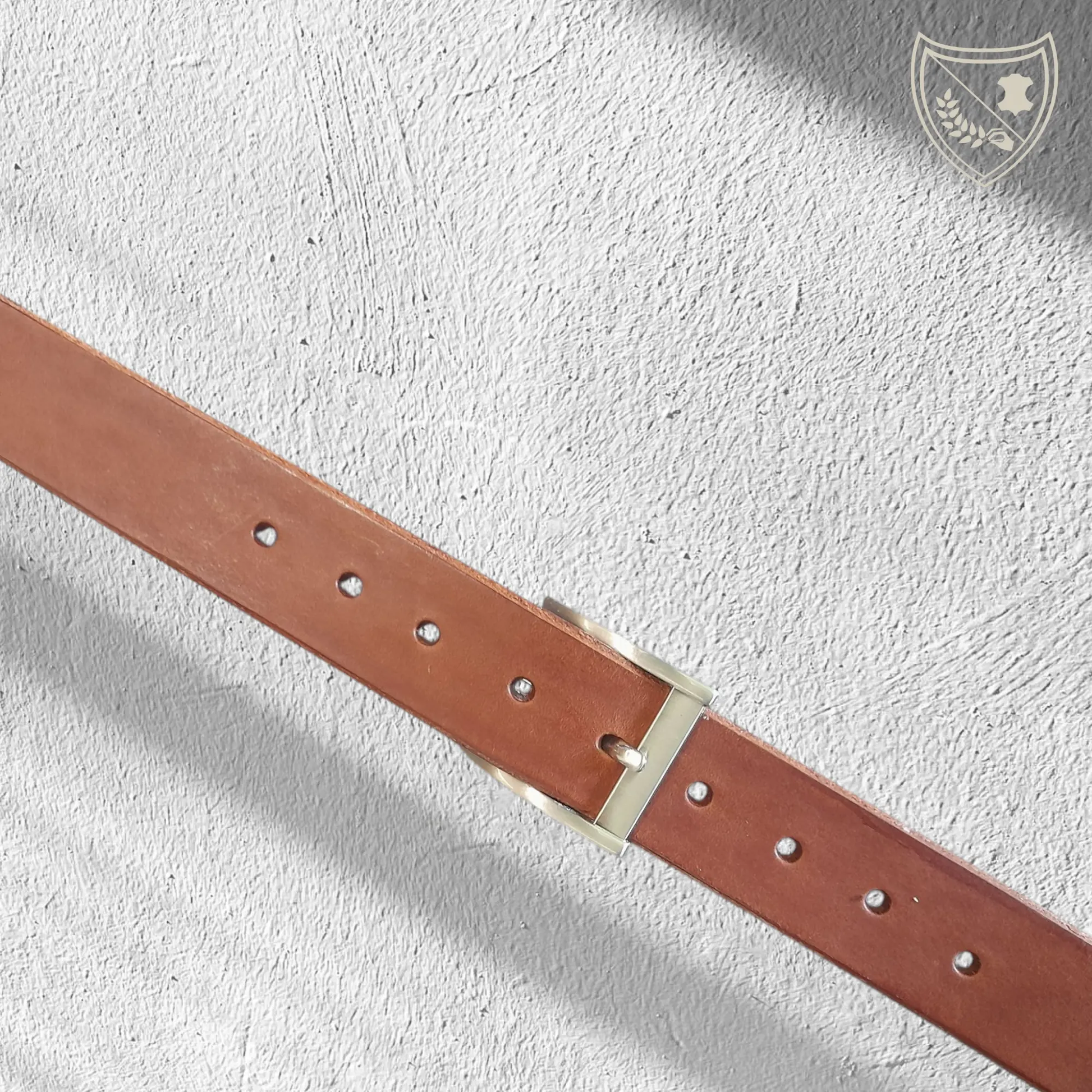 Ceinture cuir végétal de couleur havana avec boucle de ceinture Titanium Chic en métal premium argent satiné, design épuré à courbe subtile, légère et durable, fermoir fiable pour confort et maintien du bureau au week‑end. 