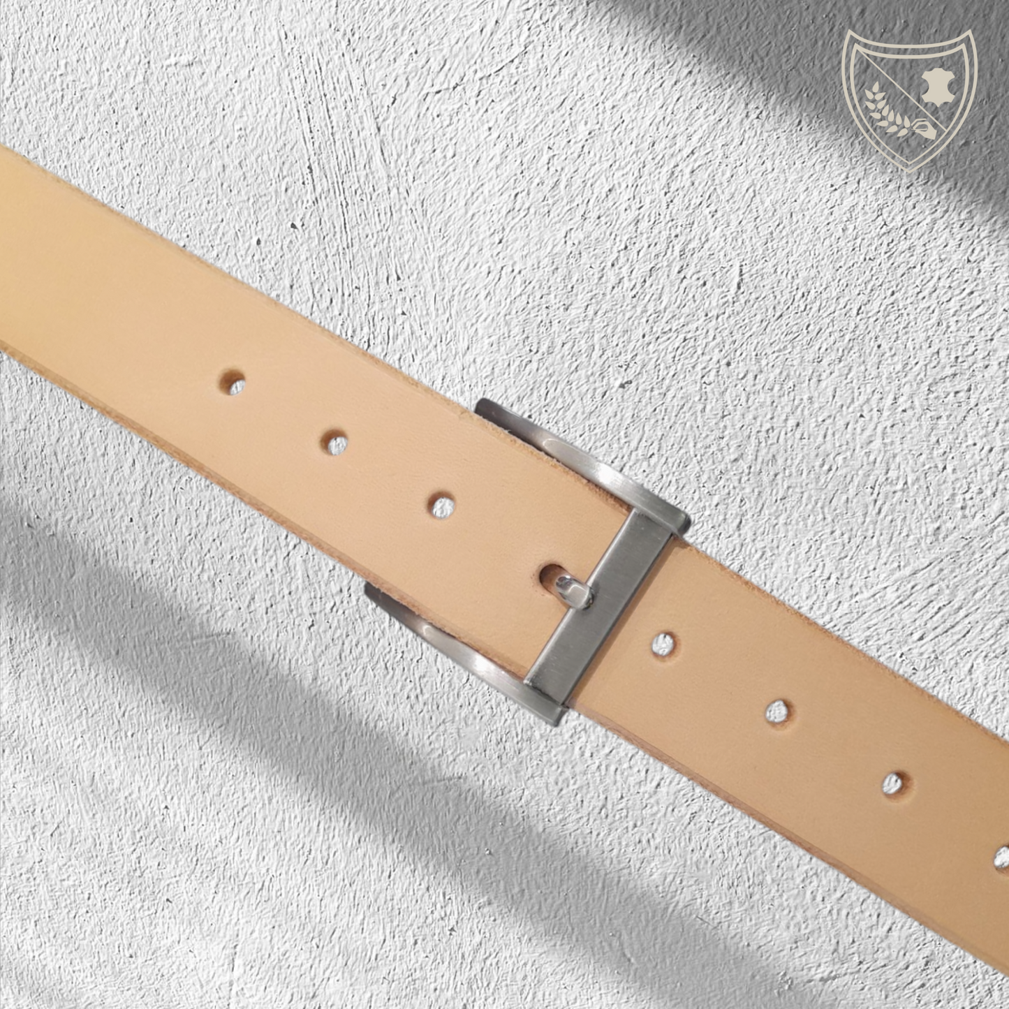 Ceinture cuir végétal de couleur naturelle avec boucle de ceinture Titanium Chic en métal premium argent satiné, design épuré à courbe subtile, légère et durable, fermoir fiable pour confort et maintien du bureau au week‑end. 