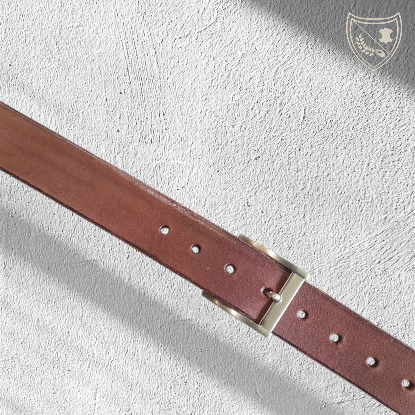 Ceinture cuir végétal de couleur chocolat avec boucle de ceinture Titanium Chic en métal premium argent satiné, design épuré à courbe subtile, légère et durable, fermoir fiable pour confort et maintien du bureau au week‑end. 