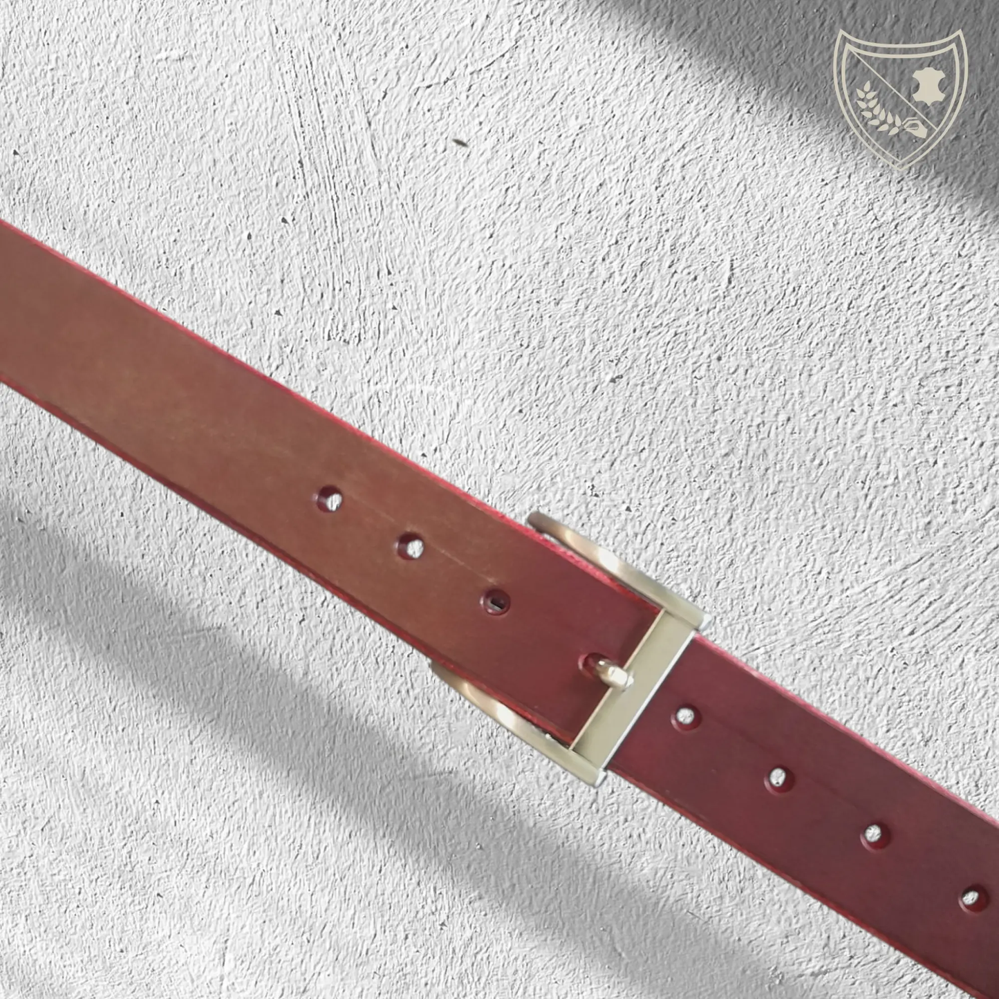 Ceinture cuir végétal de couleur victoria avec boucle de ceinture Titanium Chic en métal premium argent satiné, design épuré à courbe subtile, légère et durable, fermoir fiable pour confort et maintien du bureau au week‑end. 