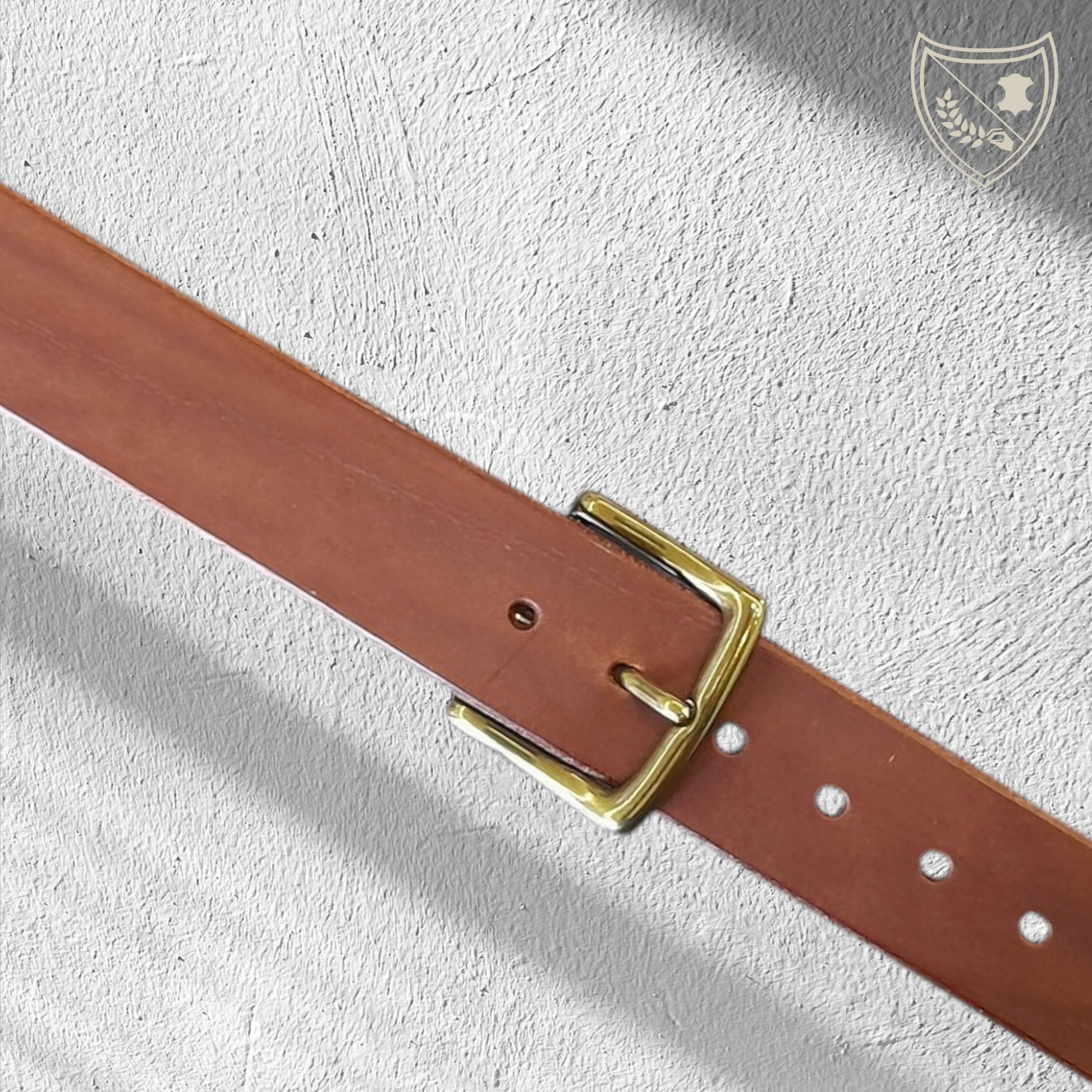 Ceinture cuir végétal de couleur havana avec boucle de ceinture Vintage Touch en laiton vieilli, lignes épurées et courbe subtile pour charme discret et élégance intemporelle, robuste et durable, fermoir fiable pour confort et maintien