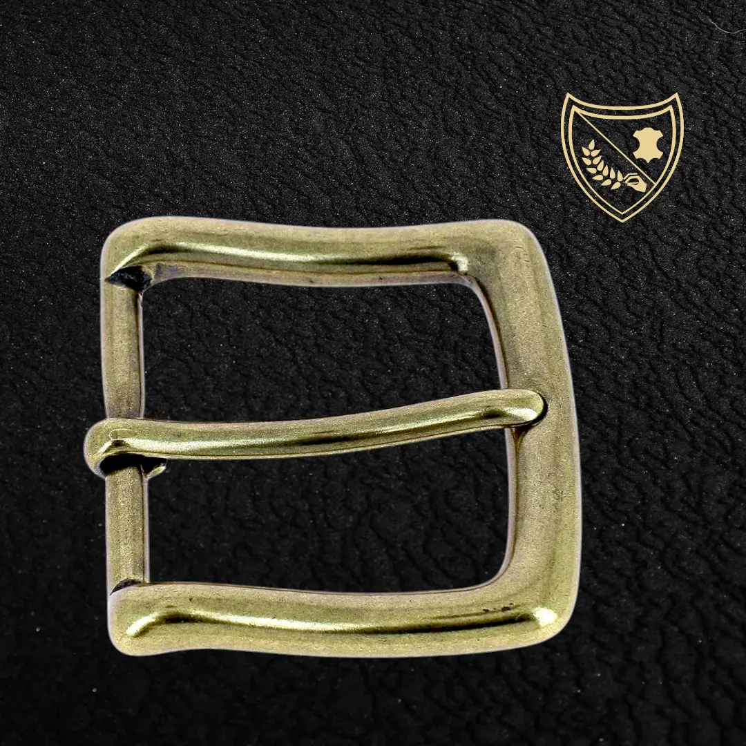 Boucle de ceinture Vintage Touch en laiton vieilli, lignes épurées et courbe subtile pour charme discret et élégance intemporelle, robuste et durable, fermoir fiable pour confort et maintien