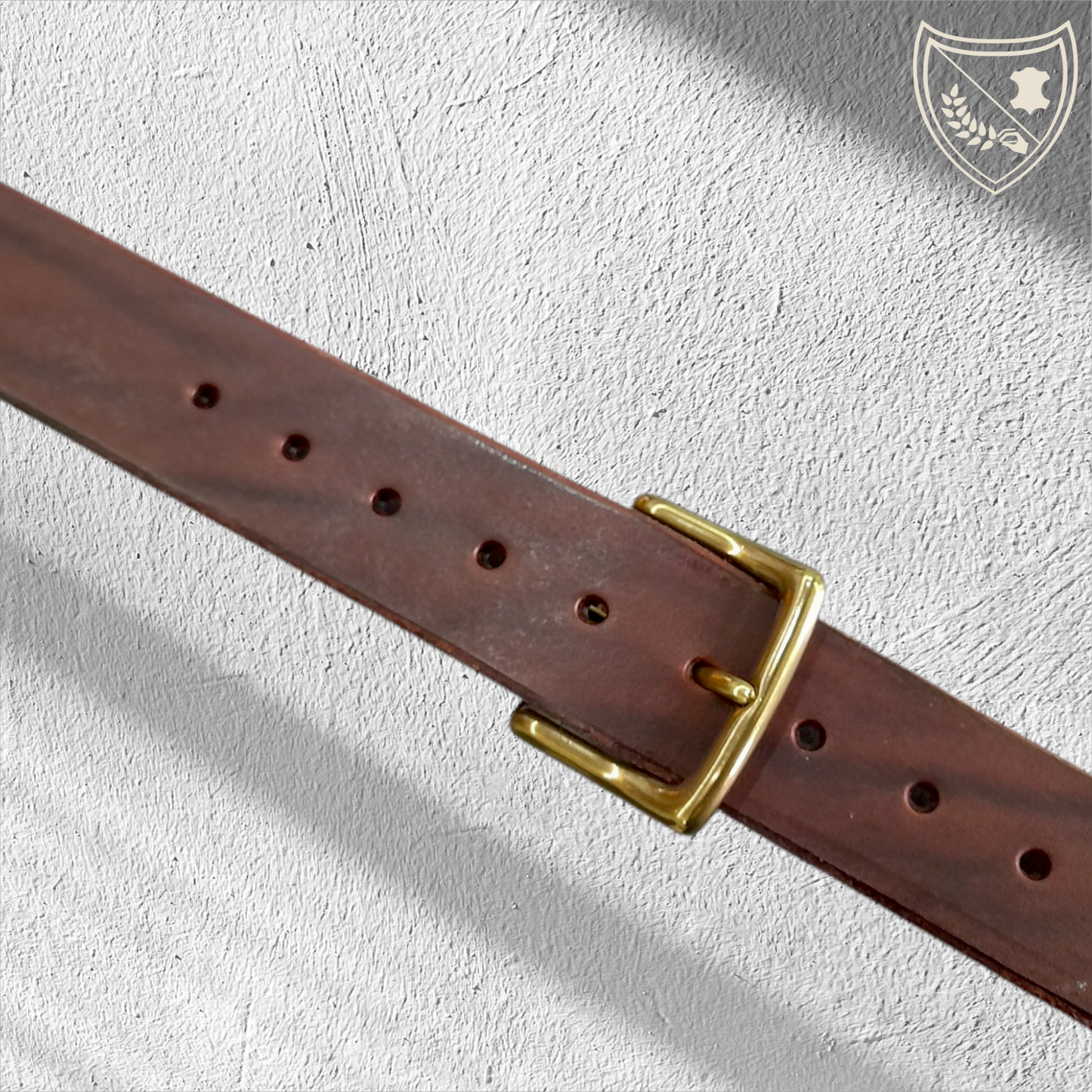 Ceinture cuir végétal de couleur chocolat avec boucle de ceinture Vintage Touch en laiton vieilli, lignes épurées et courbe subtile pour charme discret et élégance intemporelle, robuste et durable, fermoir fiable pour confort et maintien