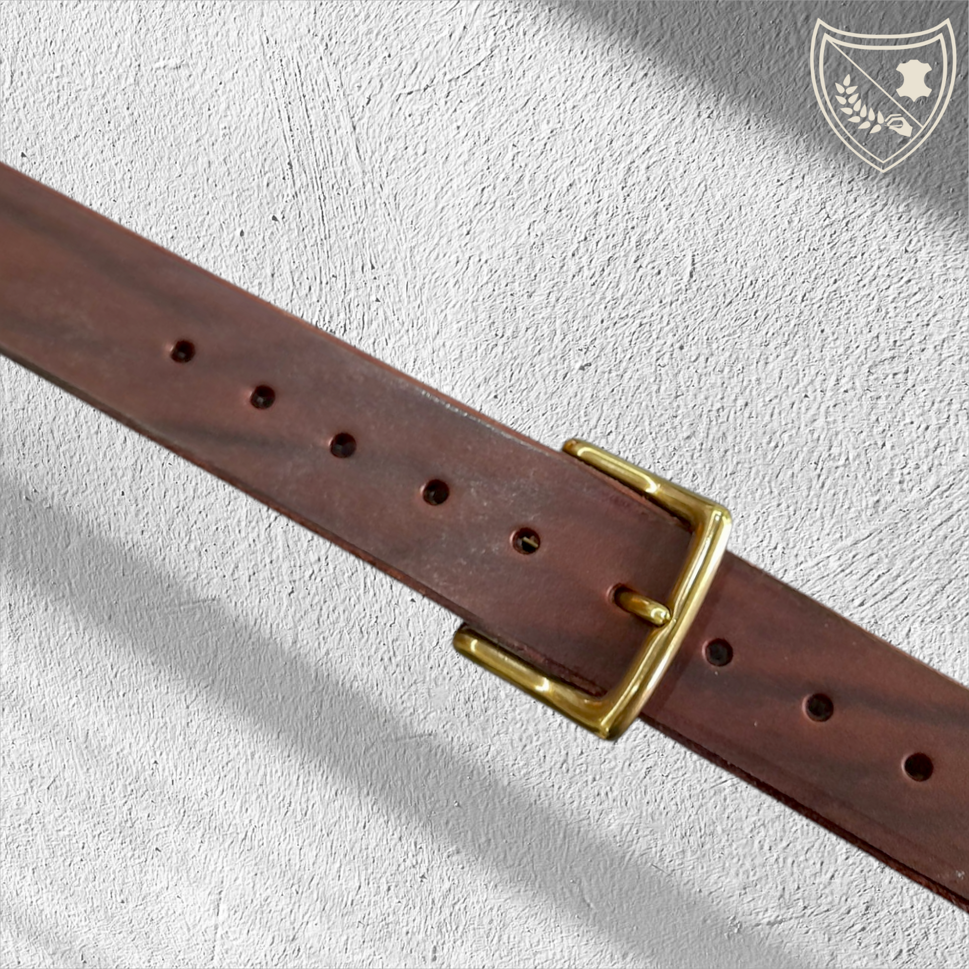 Ceinture cuir végétal de couleur chocolat avec boucle de ceinture Vintage Touch en laiton vieilli, lignes épurées et courbe subtile pour charme discret et élégance intemporelle, robuste et durable, fermoir fiable pour confort et maintien