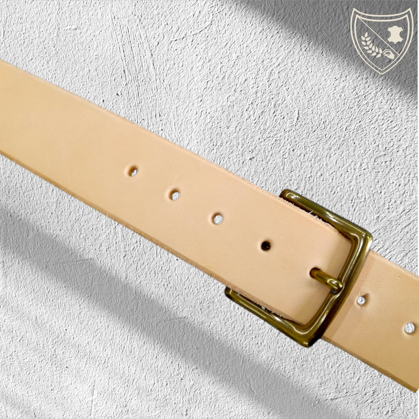 Ceinture cuir végétal de couleur naturelle avec boucle de ceinture Vintage Touch en laiton vieilli, lignes épurées et courbe subtile pour charme discret et élégance intemporelle, robuste et durable, fermoir fiable pour confort et maintien
